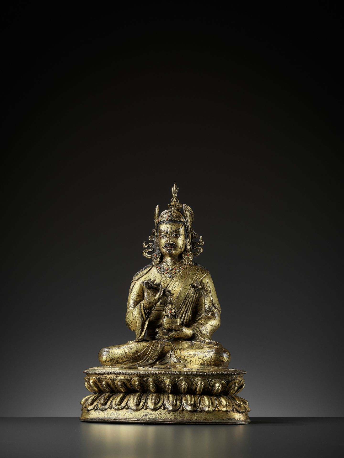 A LARGE GILT-BRONZE FIGURE OF PADMASAMBHAVA, LATE QING TO REPUBLIC - Bild 9 aus 17