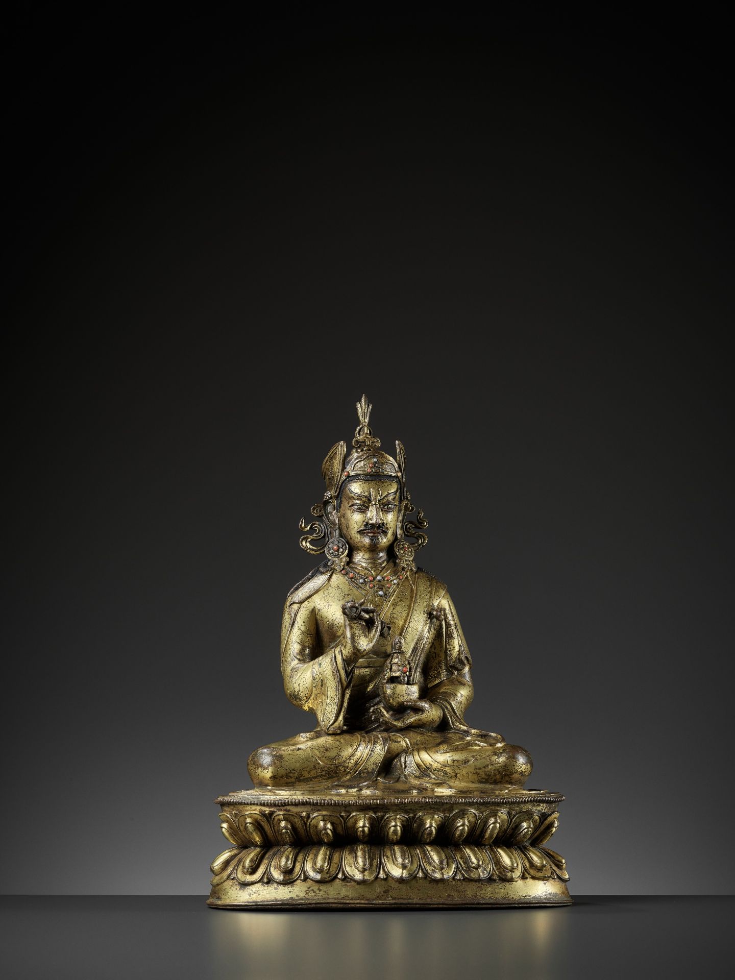 A LARGE GILT-BRONZE FIGURE OF PADMASAMBHAVA, LATE QING TO REPUBLIC - Bild 16 aus 17