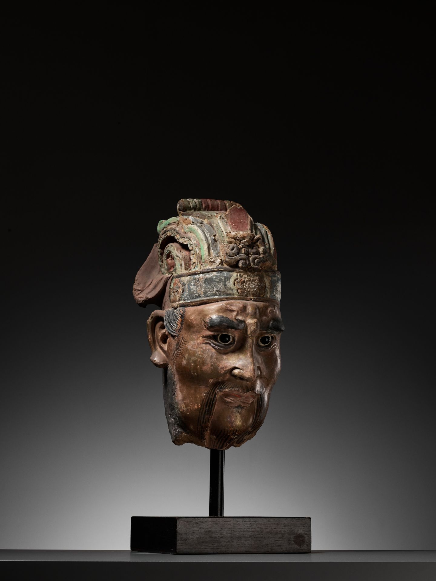 A LARGE PAINTED STUCCO HEAD OF A GUARDIAN KING, SONG TO MING DYNASTY - Bild 11 aus 16