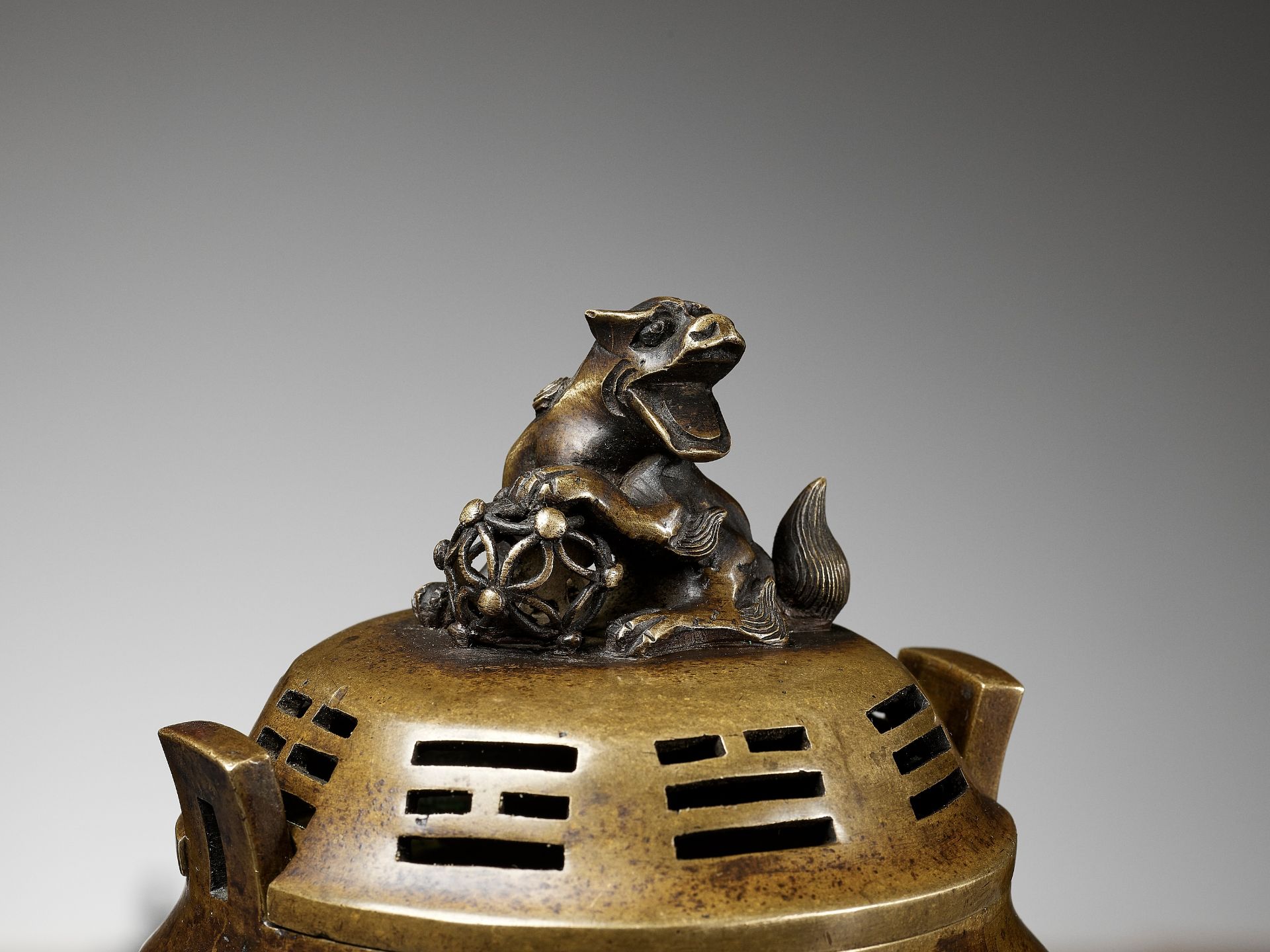 A 'BAGUA' BRONZE CENSER AND COVER, QING DYNASTY - Bild 10 aus 12