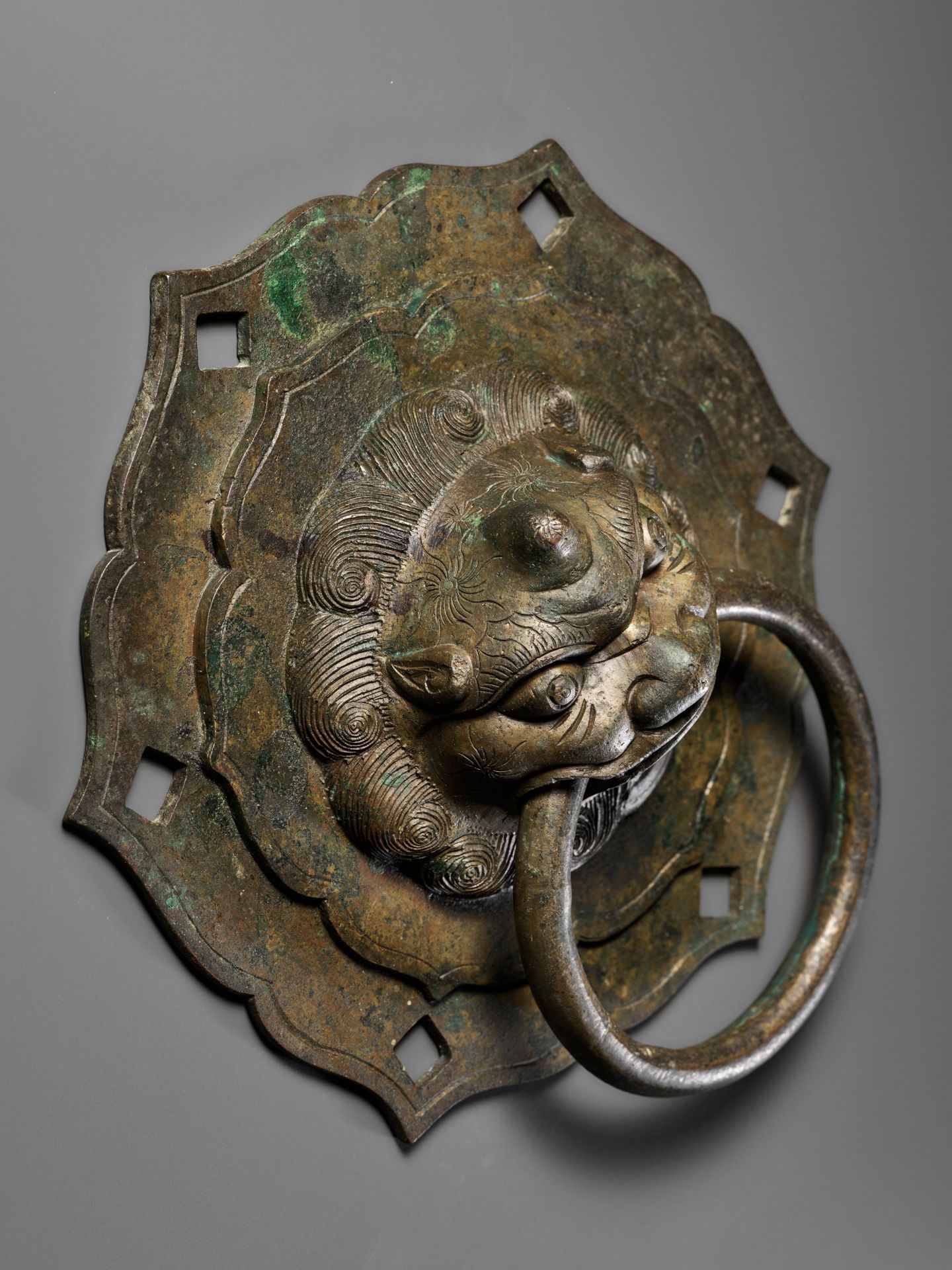 A BRONZE 'LUDUAN' DOOR KNOCKER, MING DYNASTY - Bild 3 aus 9