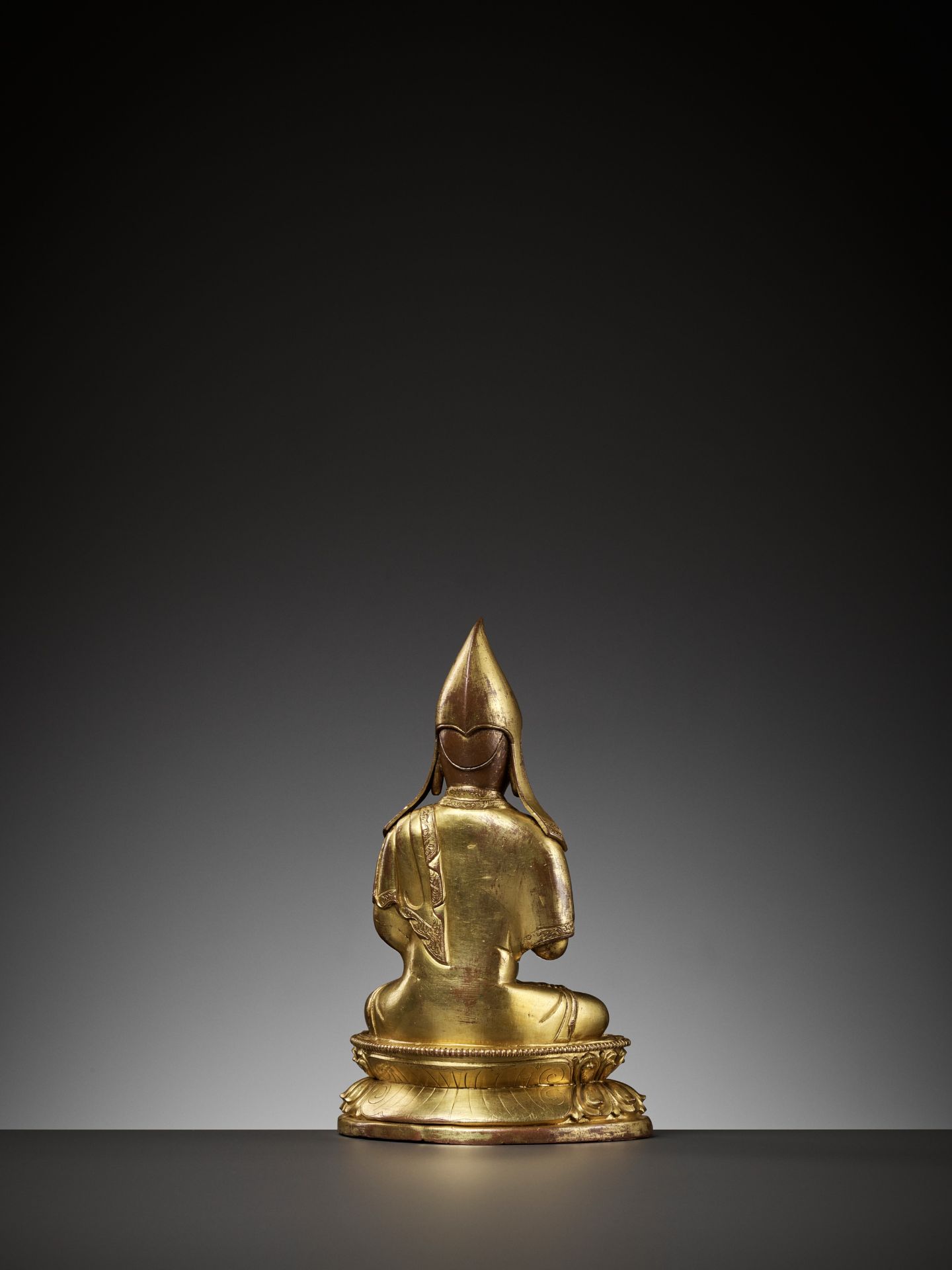 A GILT-COPPER REPOUSSE FIGURE OF A LAMA, 18TH CENTURY - Bild 7 aus 10