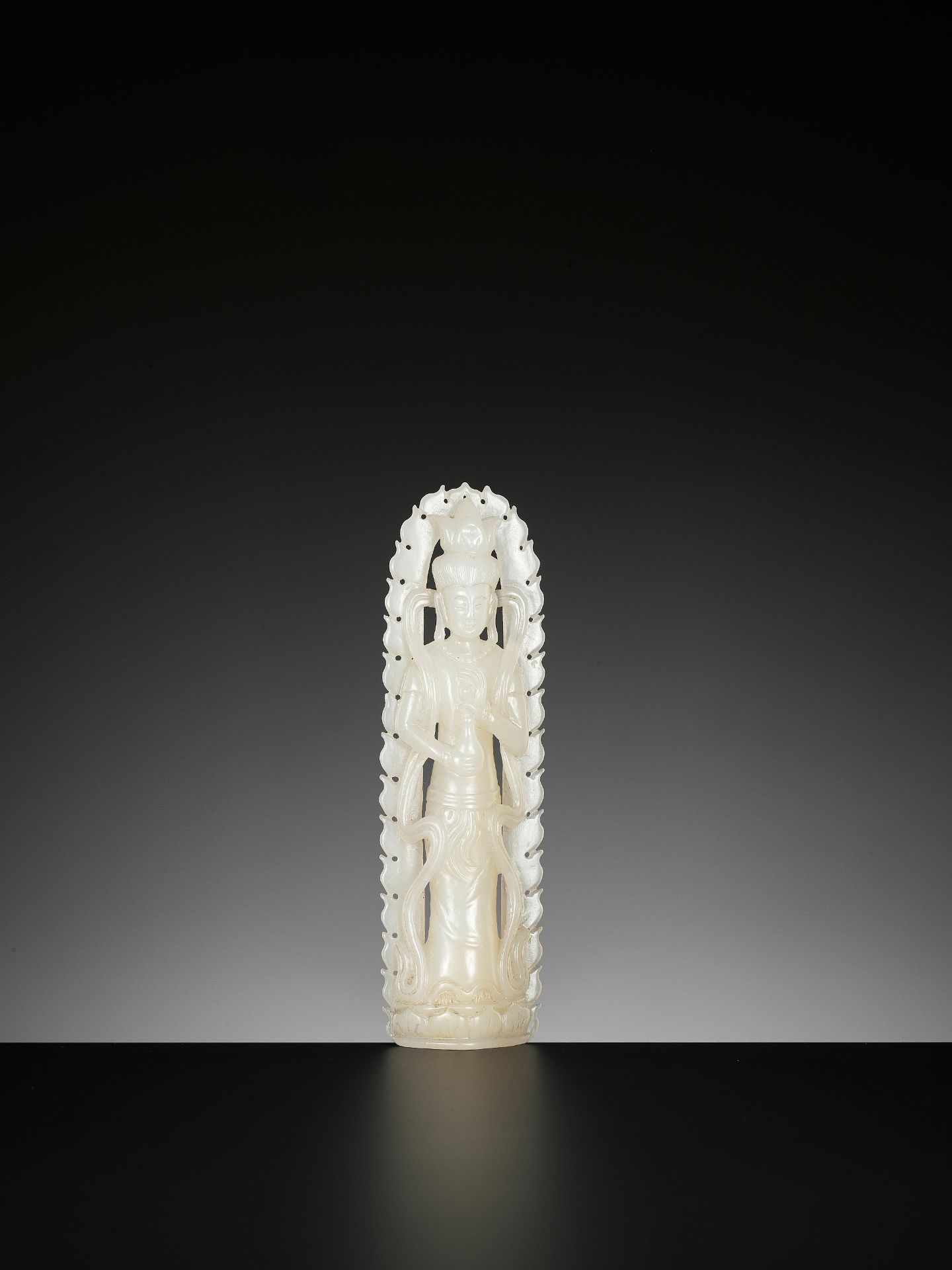 A WHITE JADE FIGURE OF GUANYIN, LATE QING TO REPUBLIC - Bild 8 aus 9