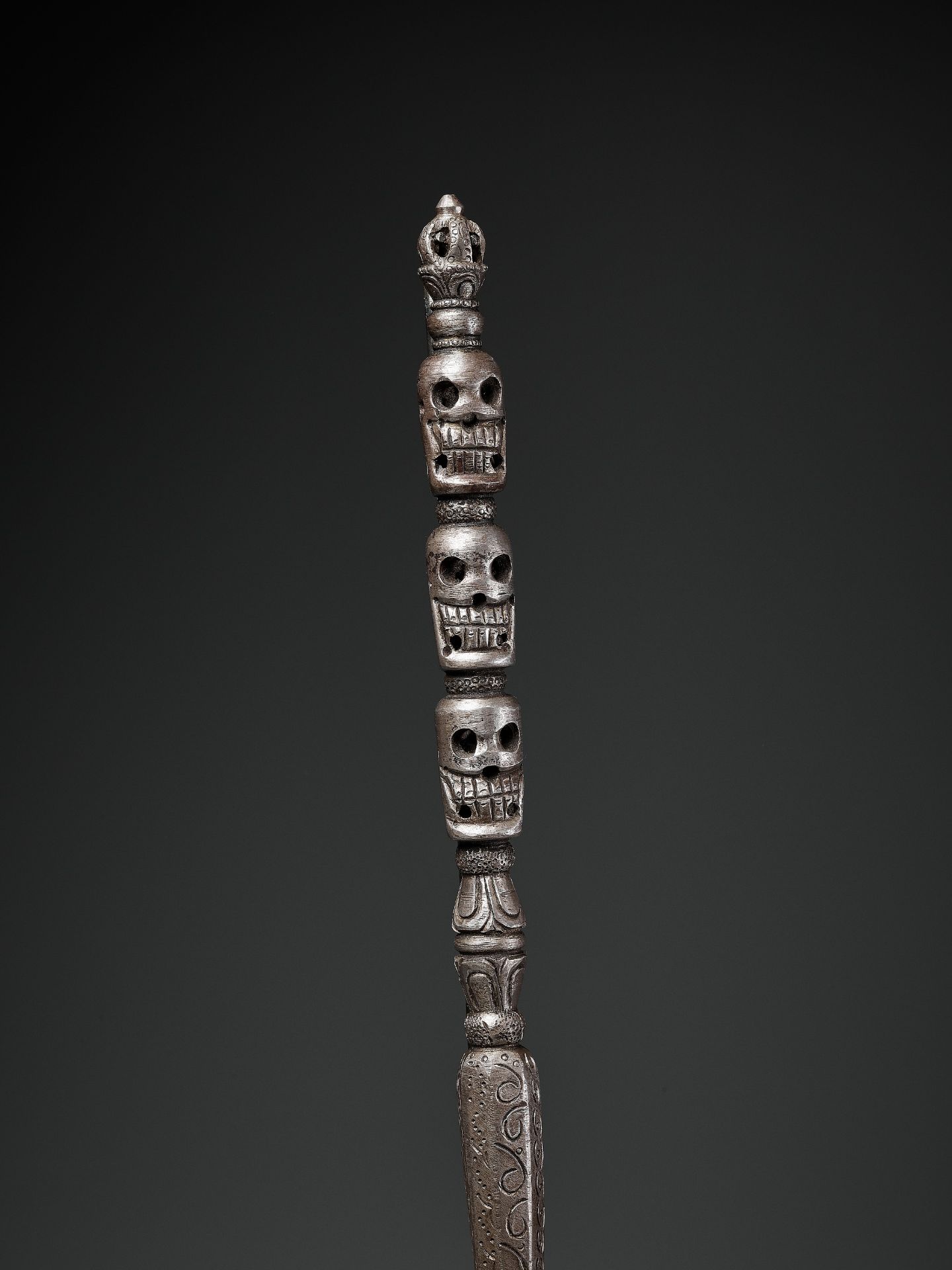 AN IRON RITUAL STAFF, KHATVANGA, 16TH-17TH CENTURY - Bild 3 aus 10