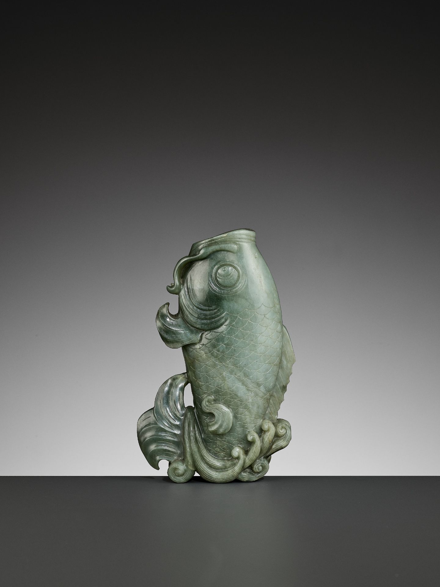 A GREEN JADE 'CARP' VASE, QING DYNASTY - Bild 6 aus 11