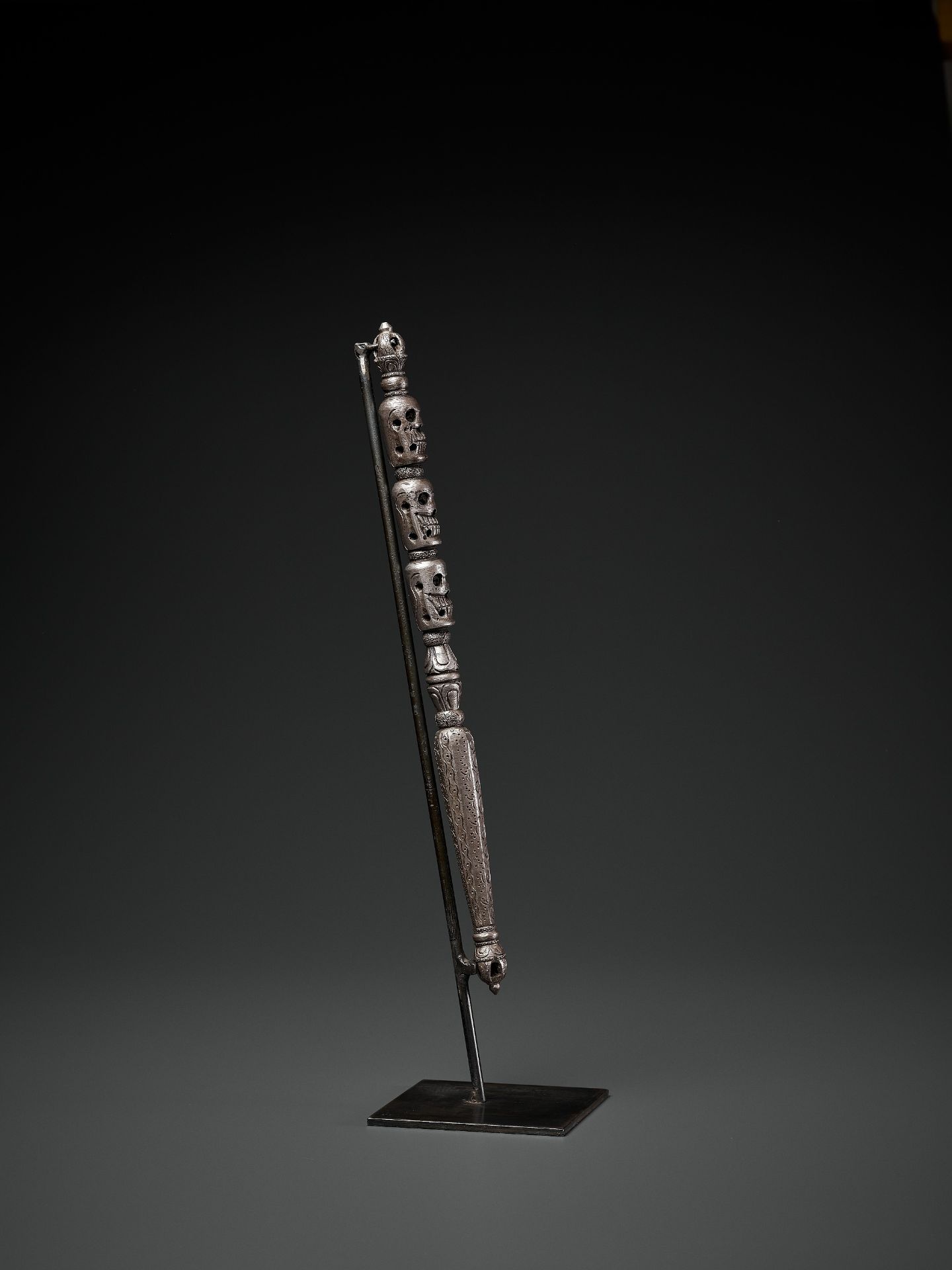 AN IRON RITUAL STAFF, KHATVANGA, 16TH-17TH CENTURY - Bild 9 aus 10