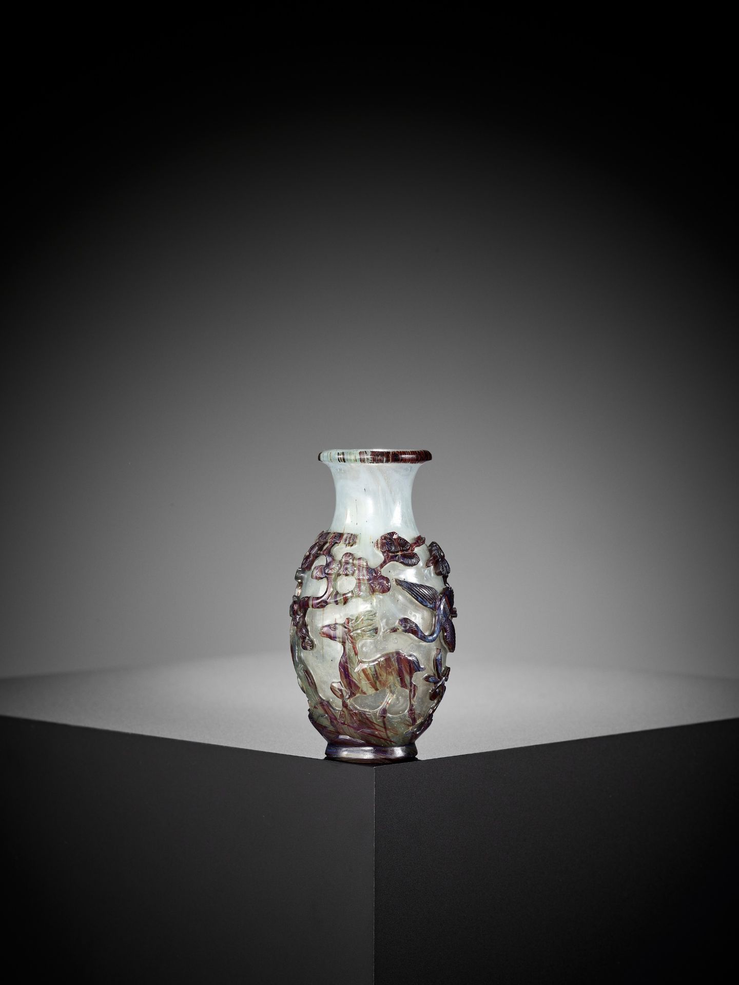 A 'BANDED AGATE' OVERLAY GLASS VASE, 18TH CENTURY - Bild 4 aus 9