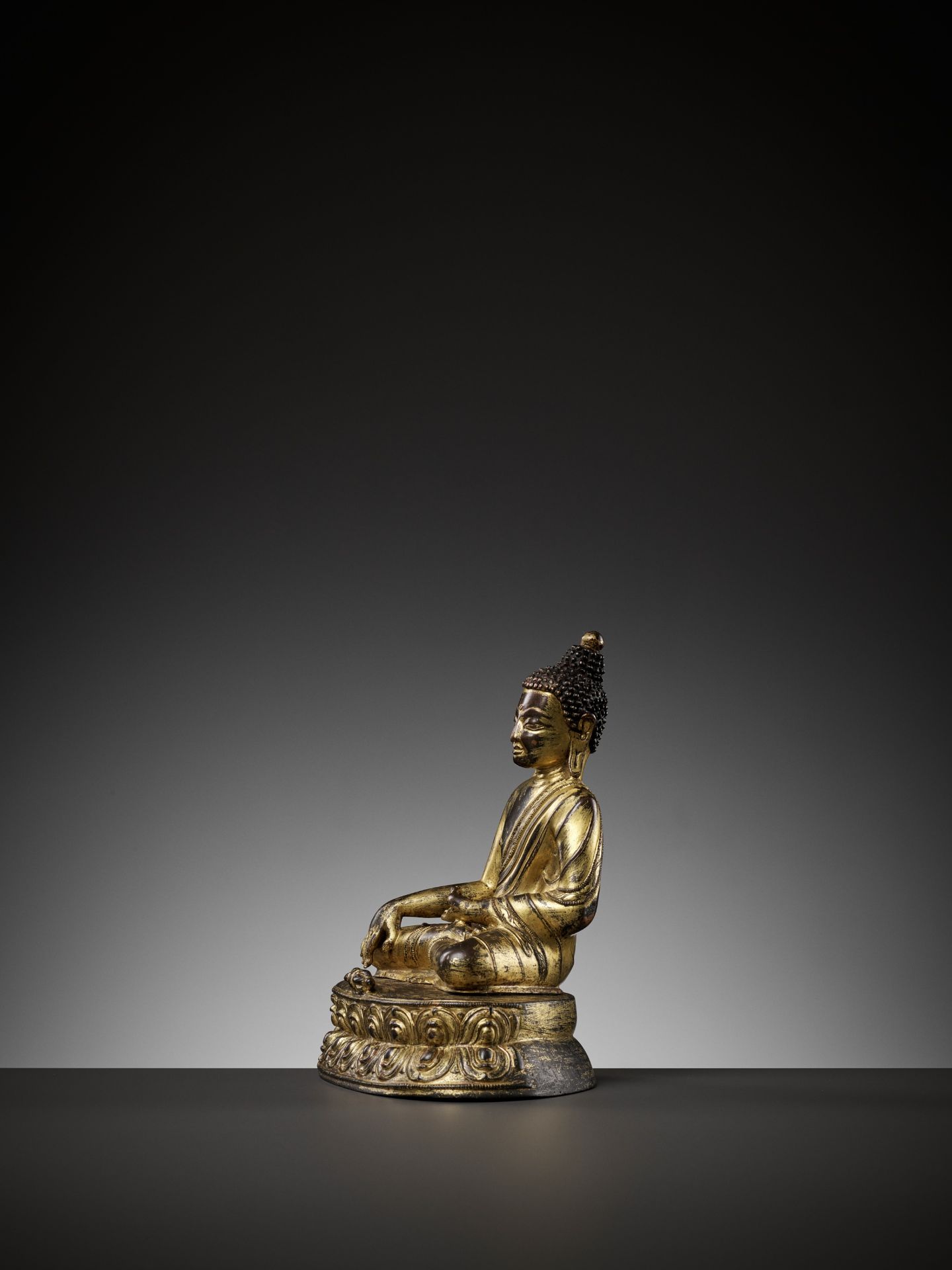 A GILT BRONZE FIGURE OF BUDDHA SHAKYAMUNI, 15TH CENTURY - Bild 6 aus 11