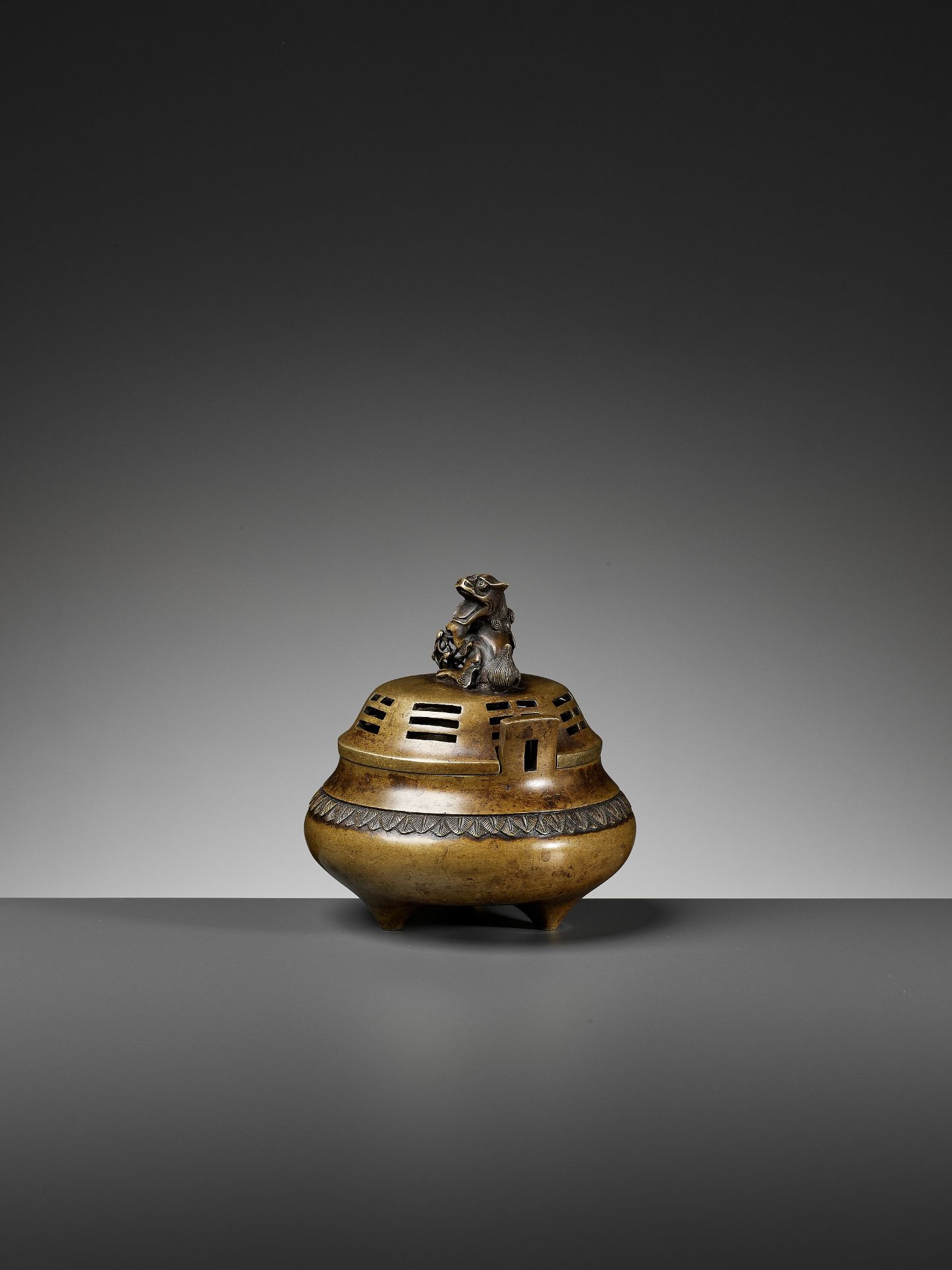 A 'BAGUA' BRONZE CENSER AND COVER, QING DYNASTY - Bild 3 aus 12