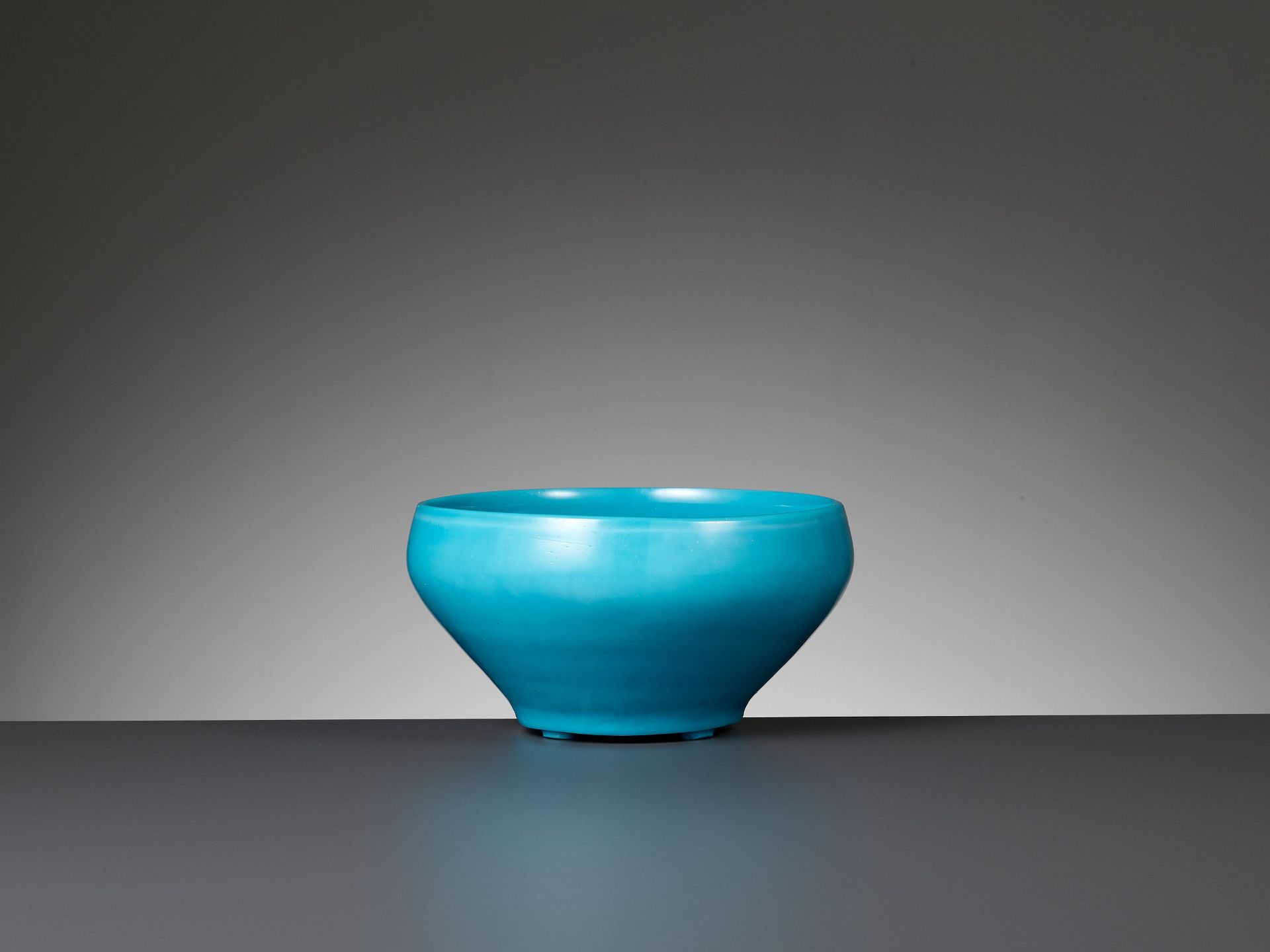 A TURQUOISE GLASS ALMS BOWL, QING DYNASTY - Bild 3 aus 10