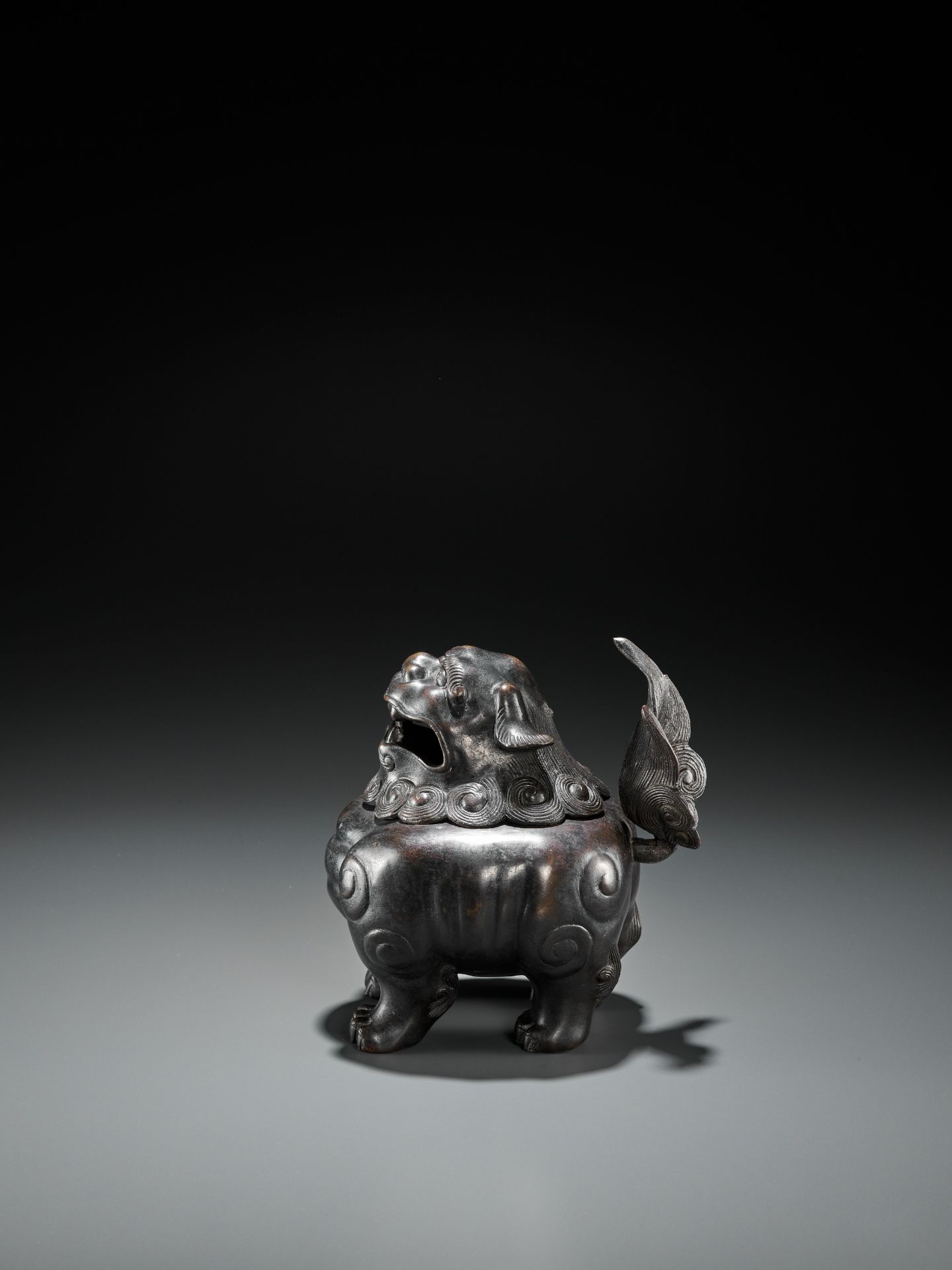 A BRONZE 'BUDDHIST LION' CENSER AND COVER, QING DYNASTY - Bild 9 aus 16