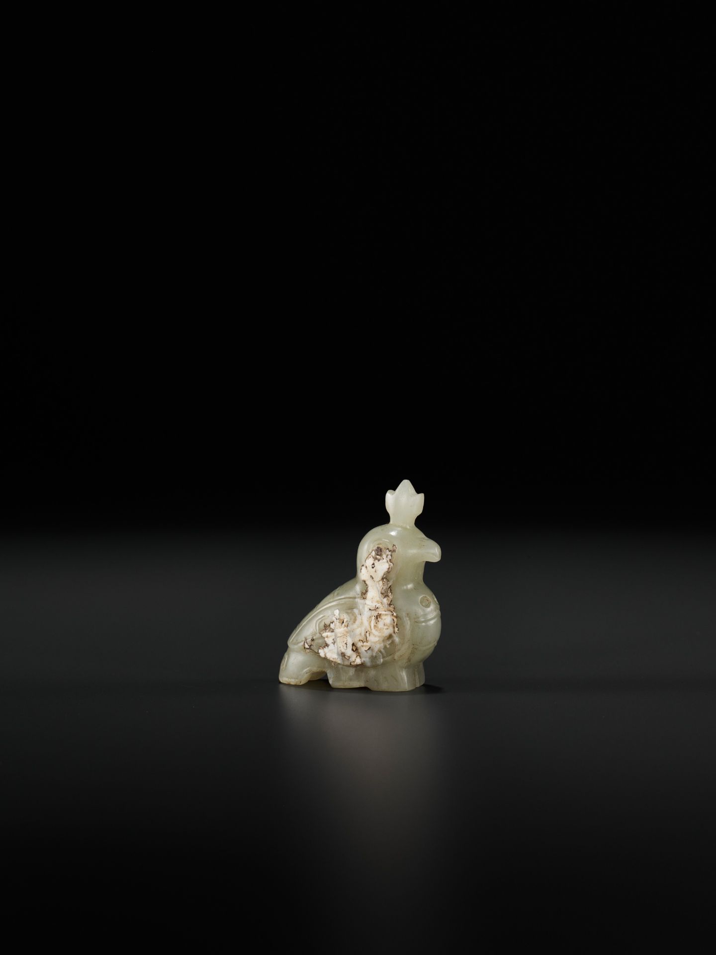 A PALE CELADON JADE CARVING OF A BIRD, WESTERN ZHOU DYNASTY - Bild 6 aus 10