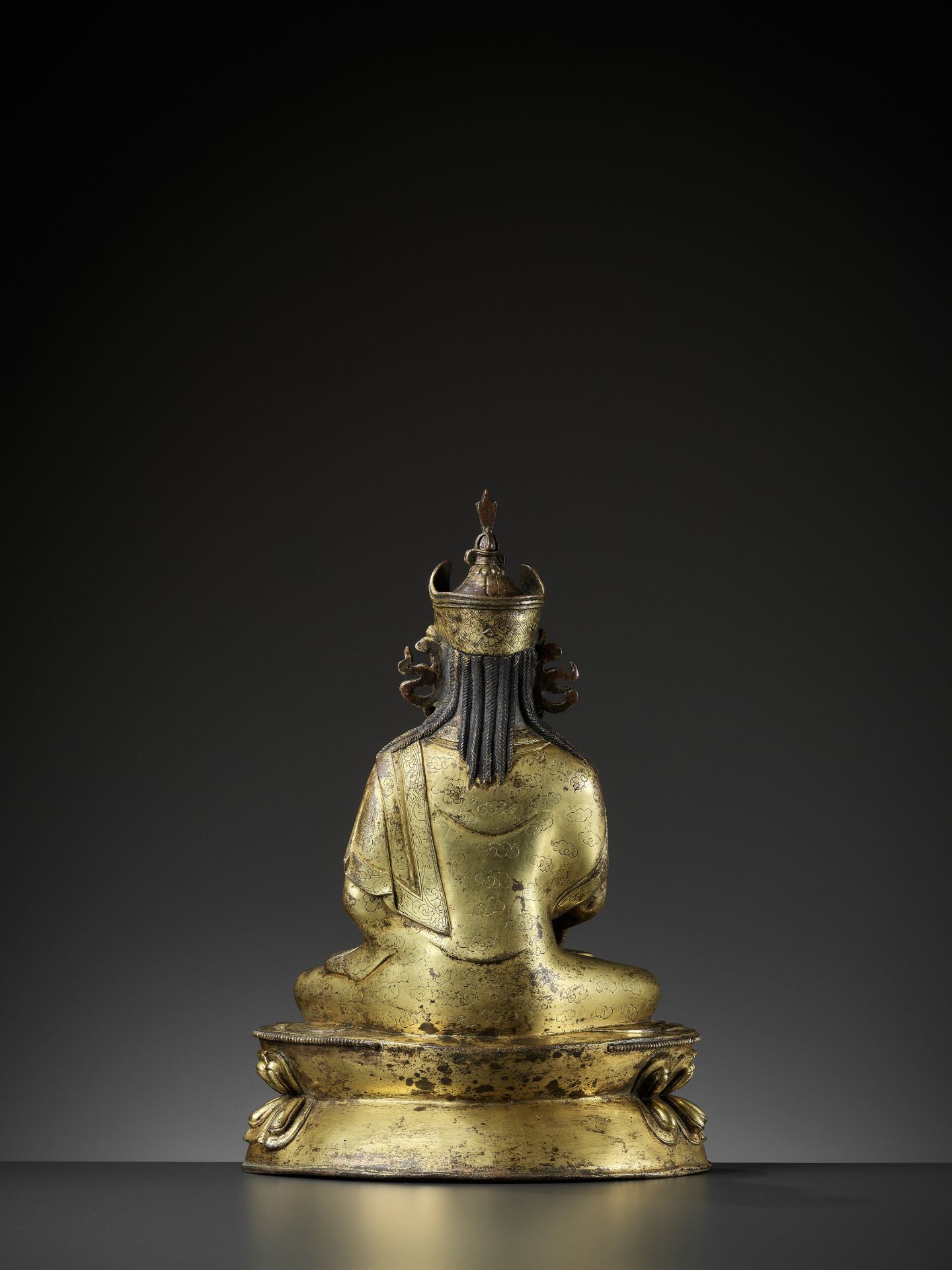 A LARGE GILT-BRONZE FIGURE OF PADMASAMBHAVA, LATE QING TO REPUBLIC - Bild 14 aus 17