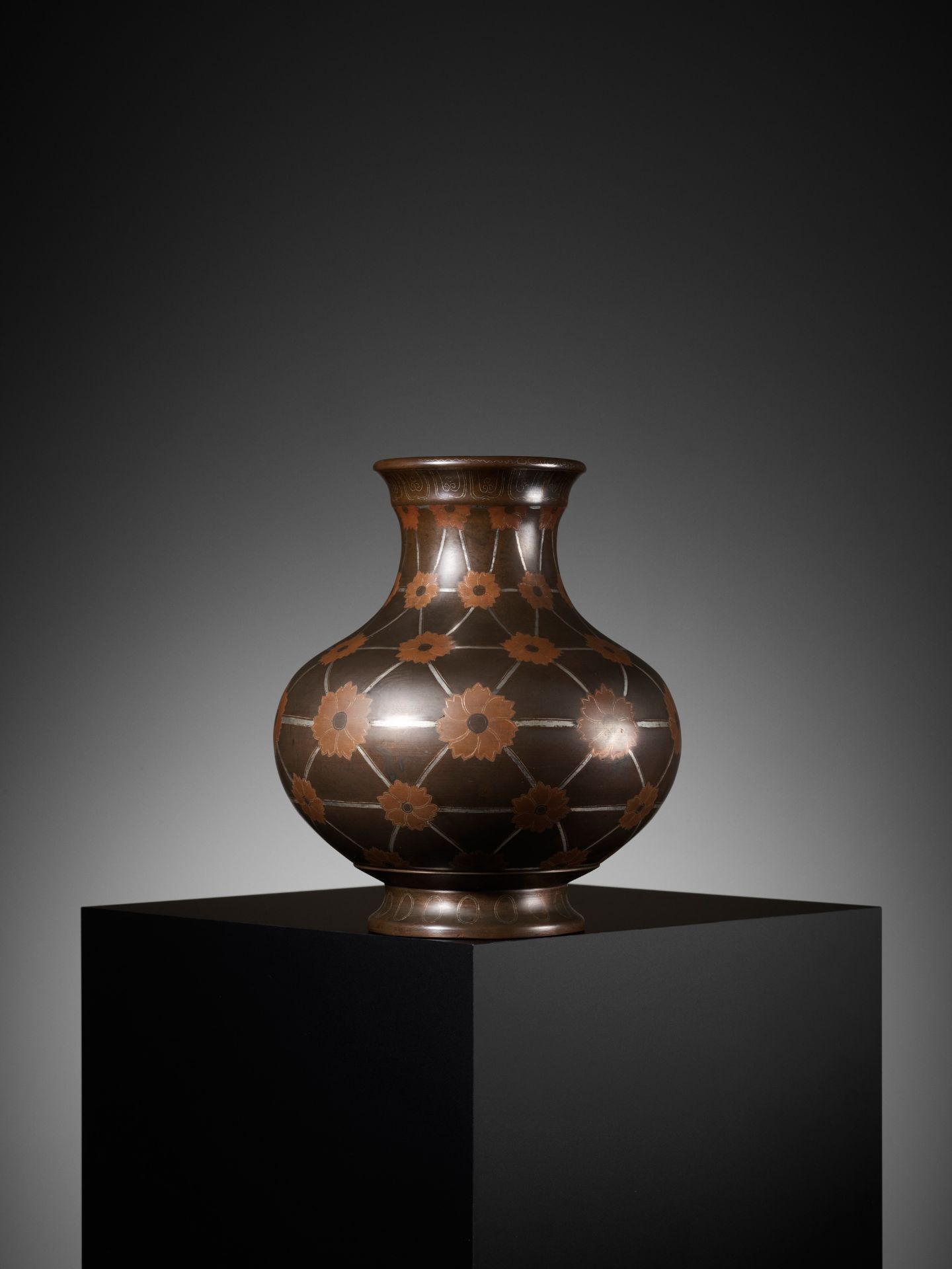 A COPPER AND SILVER-INLAID BRONZE 'FLORAL' VASE, ATTRIBUTED TO THE SHISOU WORKSHOP - Bild 5 aus 8