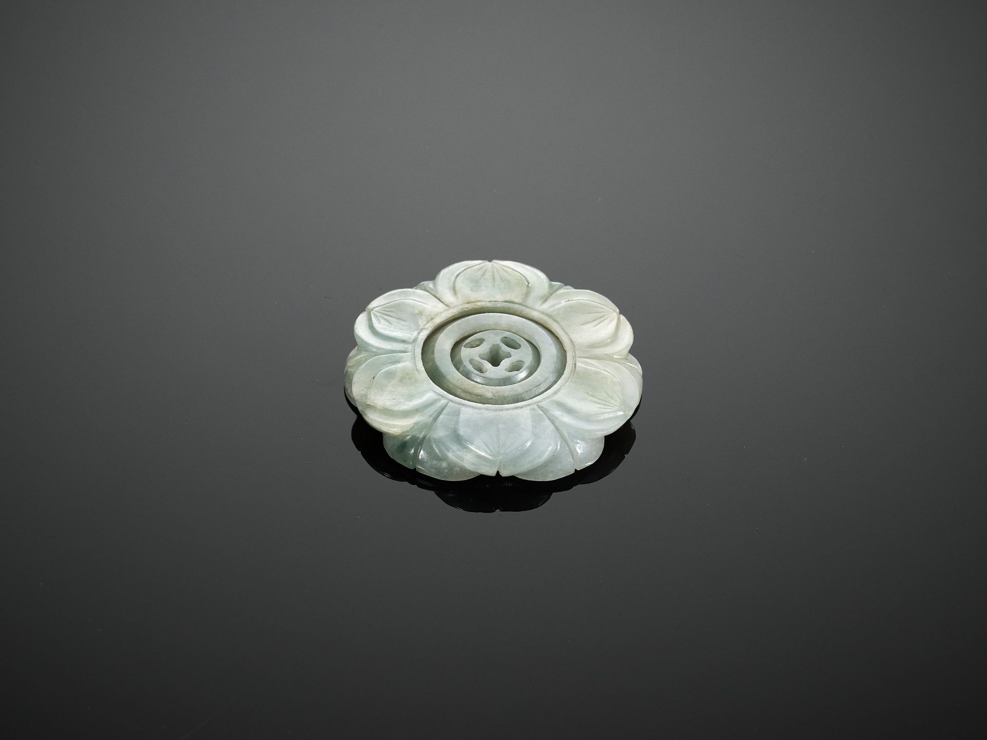 AN INTERLOCKING CELADON JADE LOTUS PENDANT, QING DYNASTY - Bild 5 aus 8