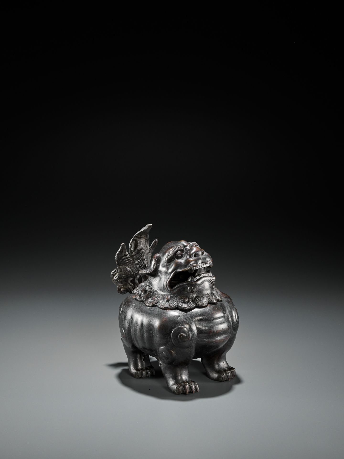 A BRONZE 'BUDDHIST LION' CENSER AND COVER, QING DYNASTY - Bild 6 aus 16