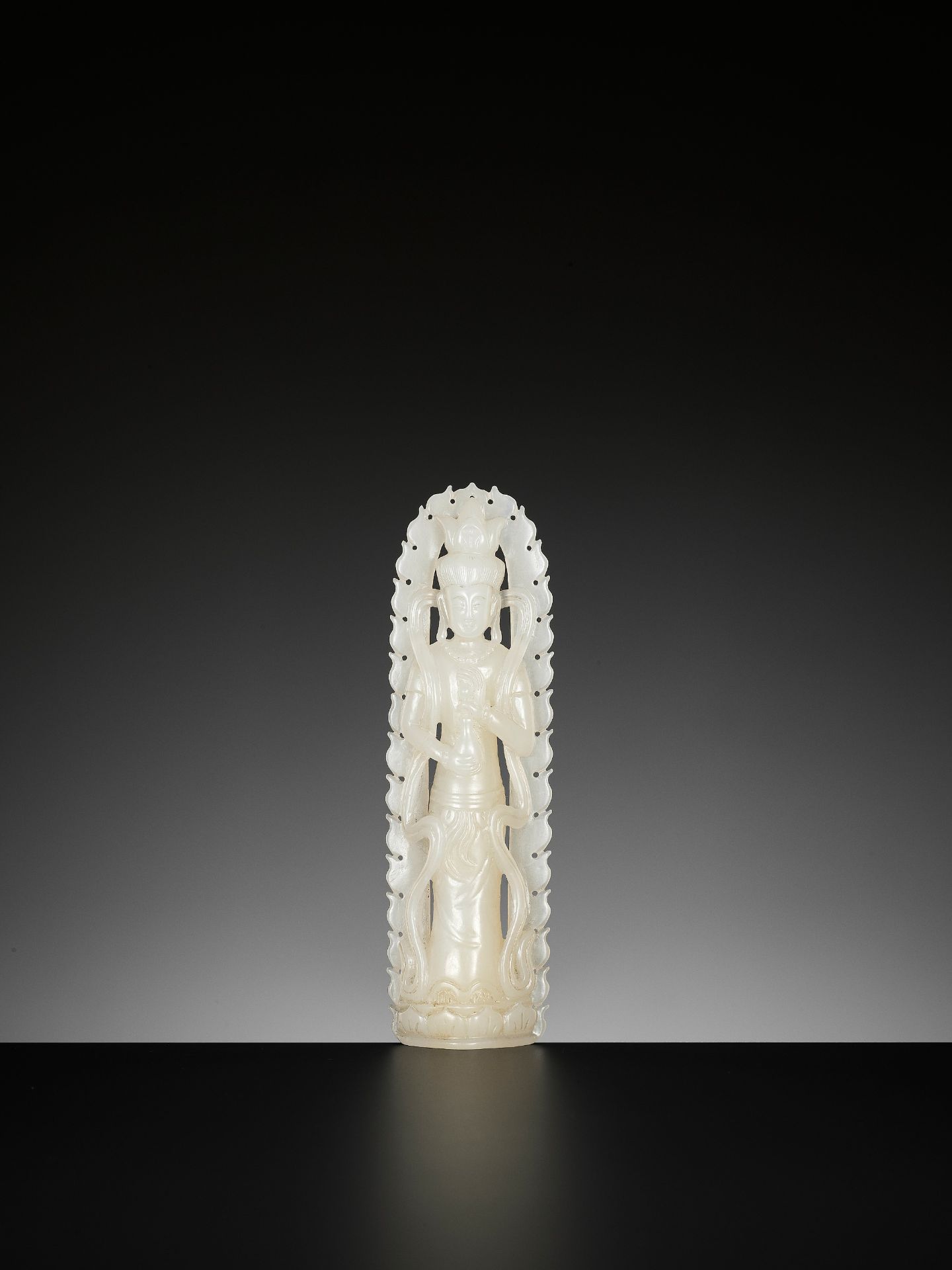 A WHITE JADE FIGURE OF GUANYIN, LATE QING TO REPUBLIC - Bild 6 aus 9