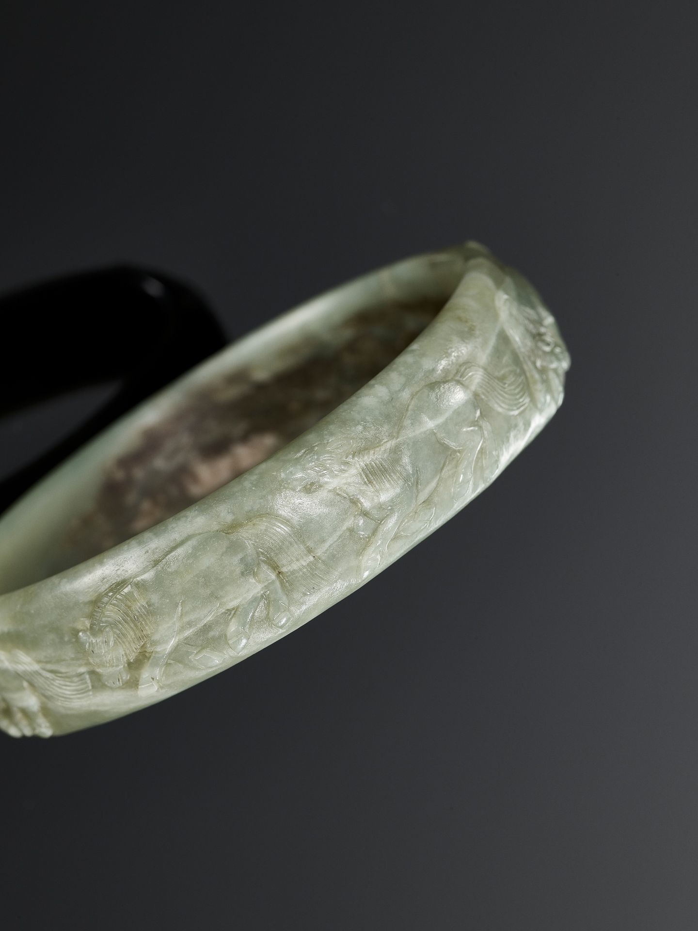 A CELADON JADE 'EIGHT HORSES OF MU WANG' BANGLE, QING DYNASTY - Bild 3 aus 10