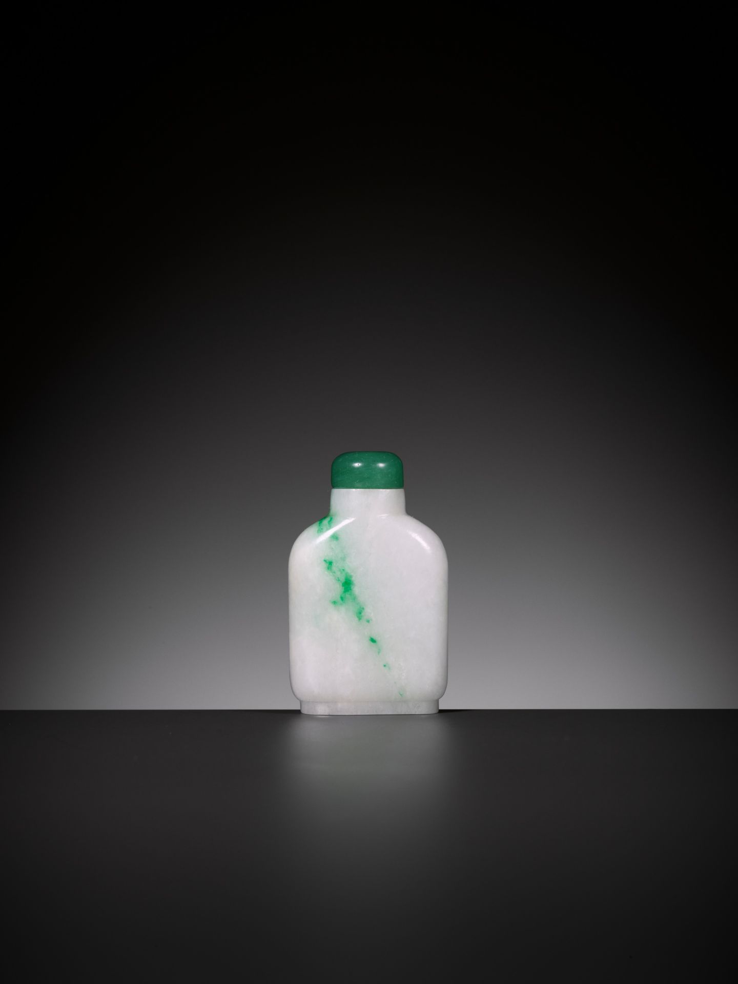 AN EMERALD-GREEN AND WHITE 'PINES IN THE SNOW' JADEITE SNUFF BOTTLE, 1770-1850 - Bild 2 aus 10