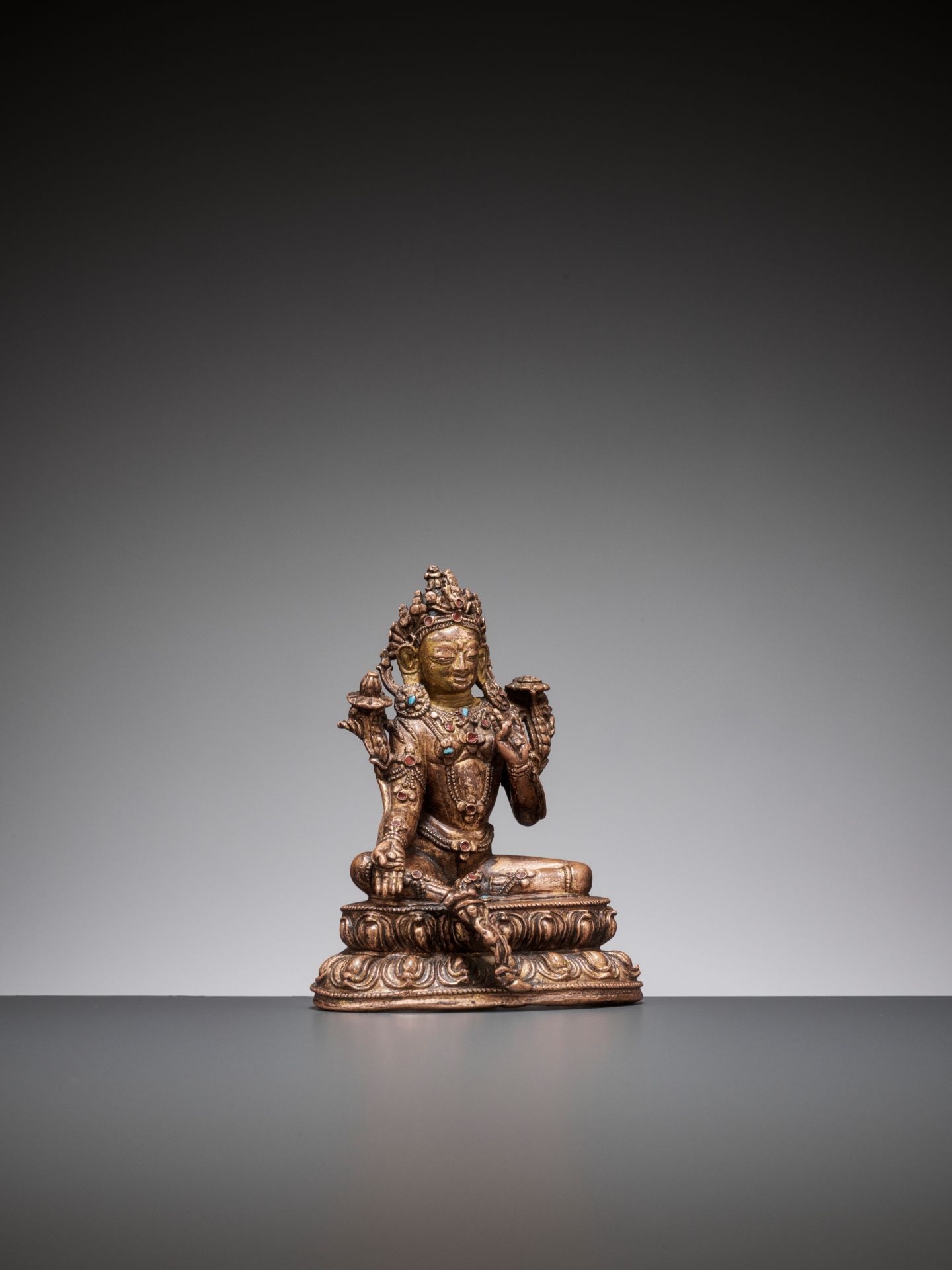 A GILT BRONZE FIGURE OF GREEN TARA, 15TH-16TH CENTURY - Bild 7 aus 10