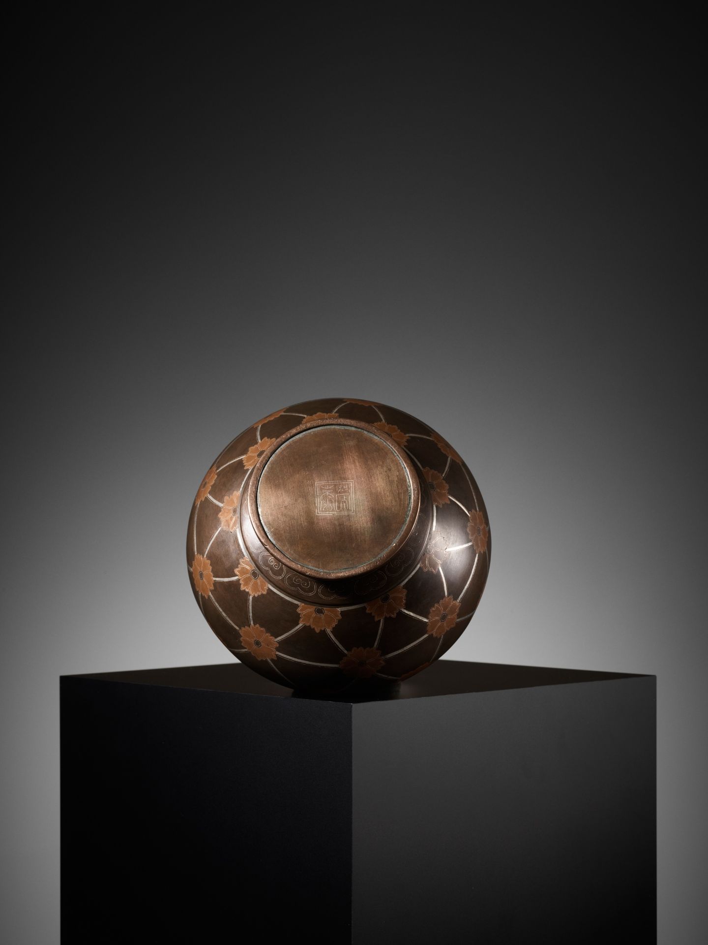 A COPPER AND SILVER-INLAID BRONZE 'FLORAL' VASE, ATTRIBUTED TO THE SHISOU WORKSHOP - Bild 8 aus 8