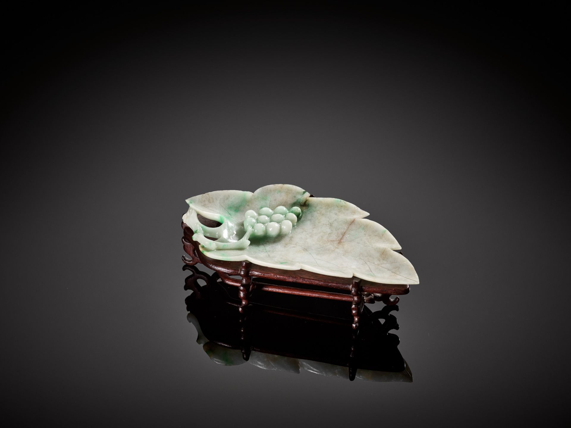 A JADEITE 'LEAF AND GRAPES' BRUSH WASHER, LATE QING TO REPUBLIC PERIOD - Bild 2 aus 10