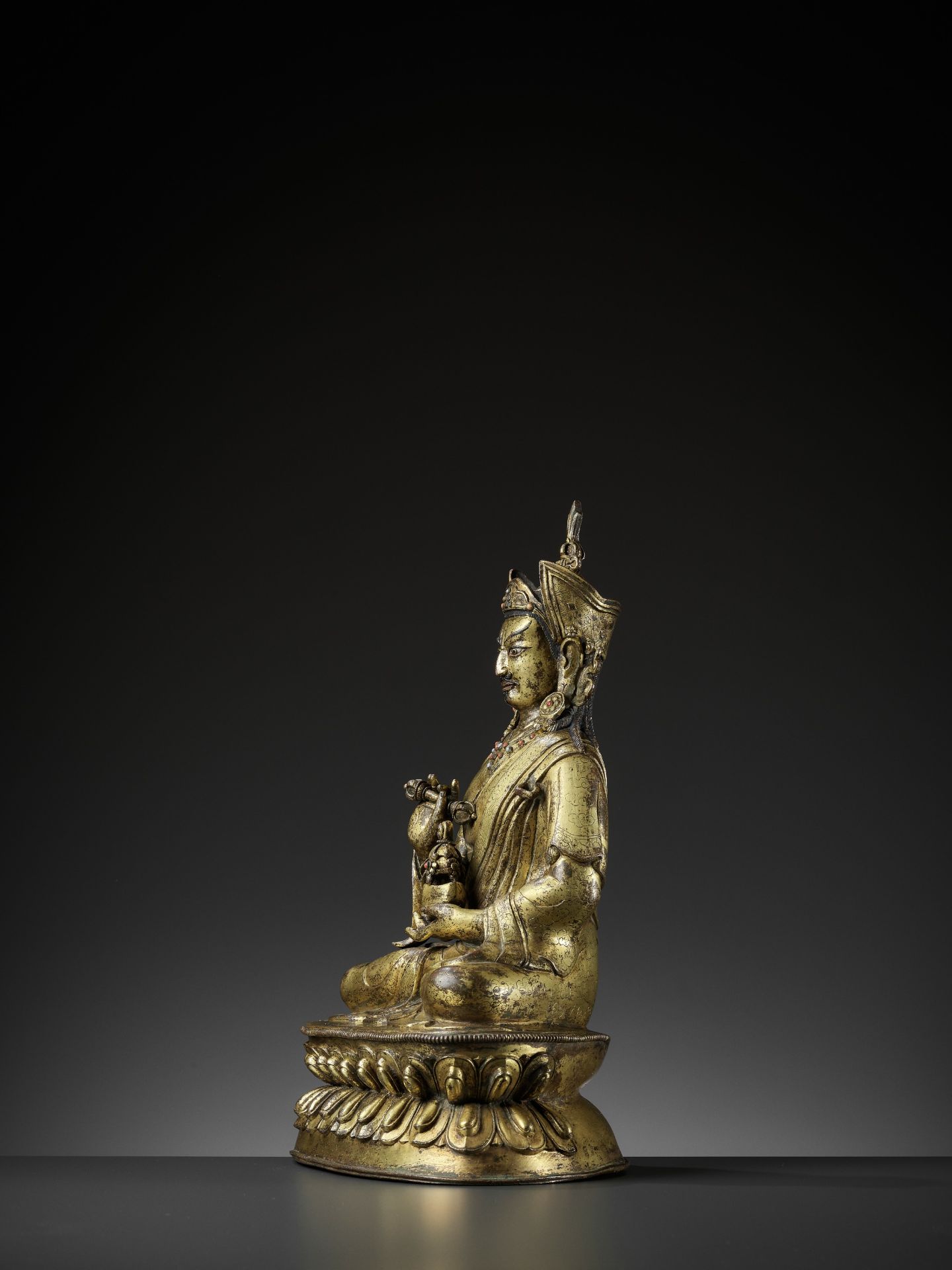 A LARGE GILT-BRONZE FIGURE OF PADMASAMBHAVA, LATE QING TO REPUBLIC - Bild 13 aus 17