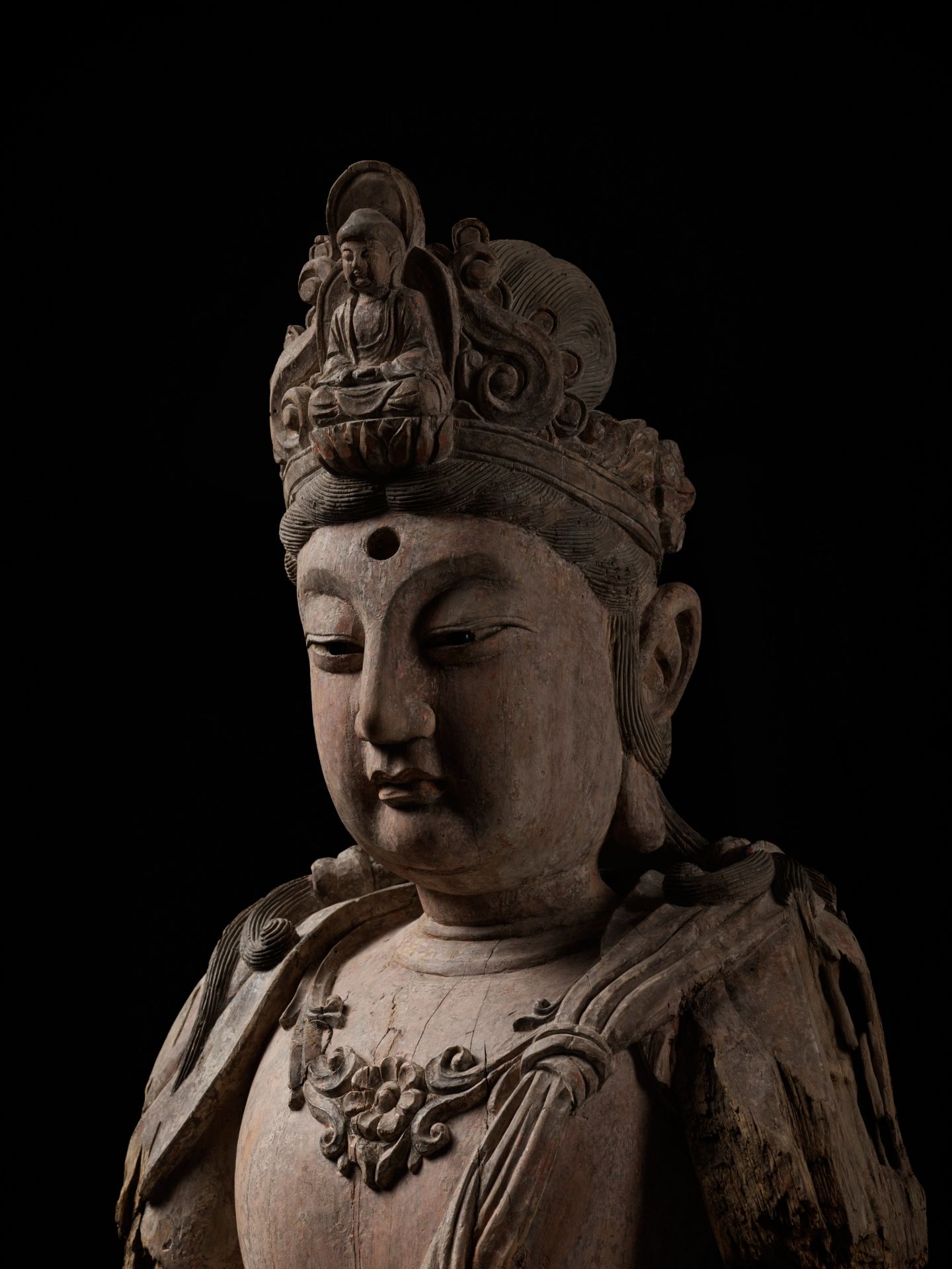 A MONUMENTAL WOOD STATUE OF GUANYIN, QING DYNASTY - Bild 5 aus 16