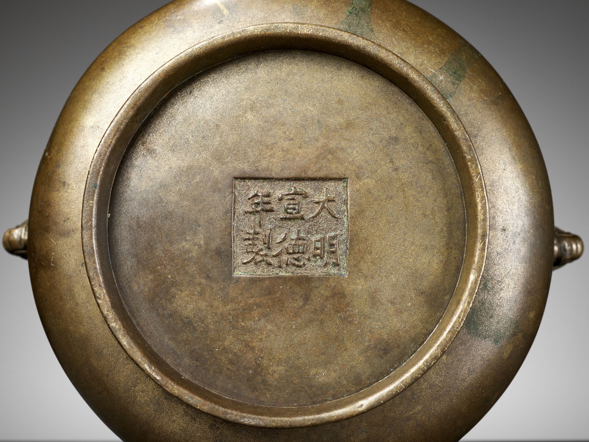 A 'MAKARA' BRONZE CENSER, QING DYNASTY - Bild 3 aus 13