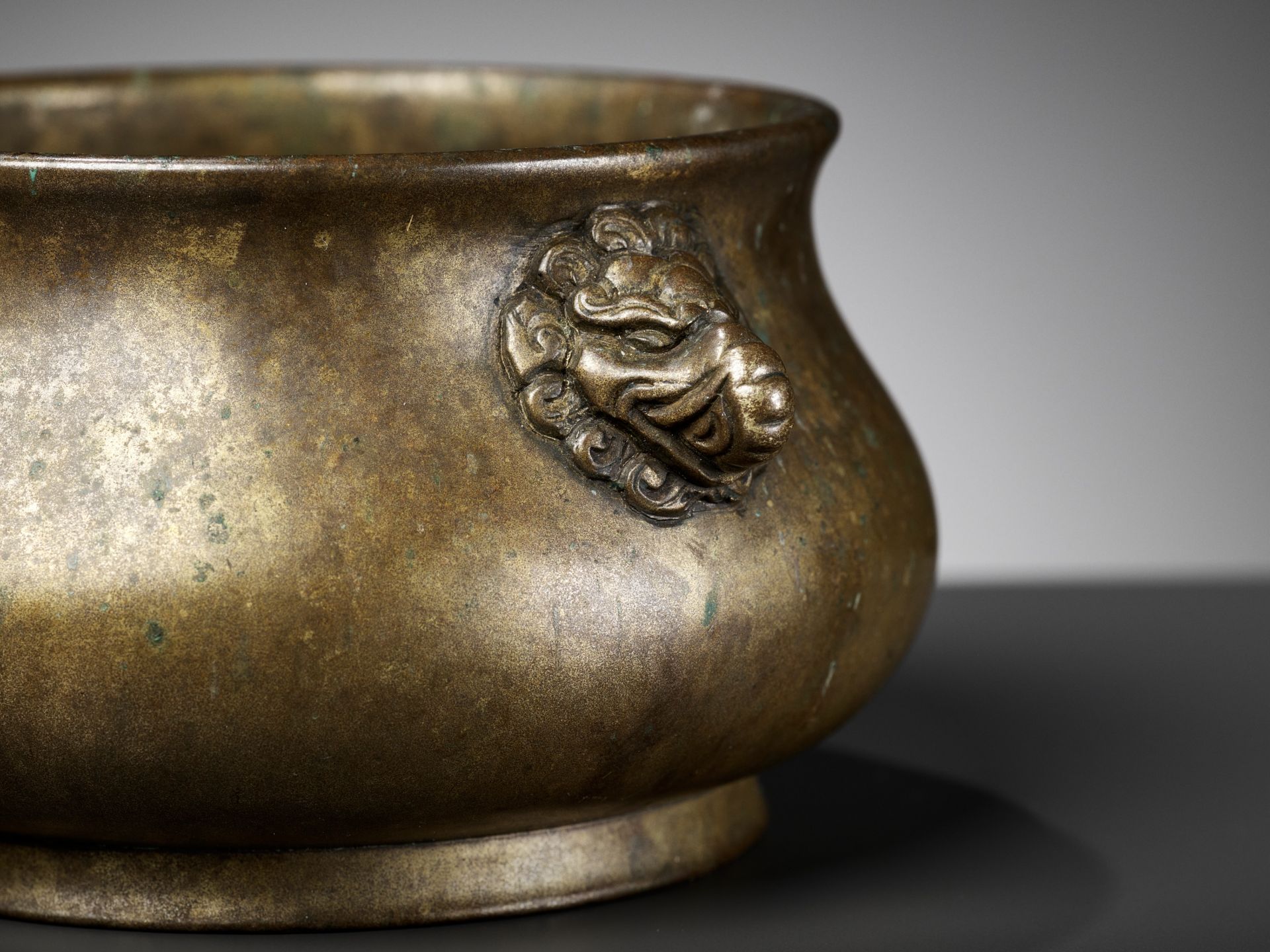 A 'MAKARA' BRONZE CENSER, QING DYNASTY - Bild 4 aus 13