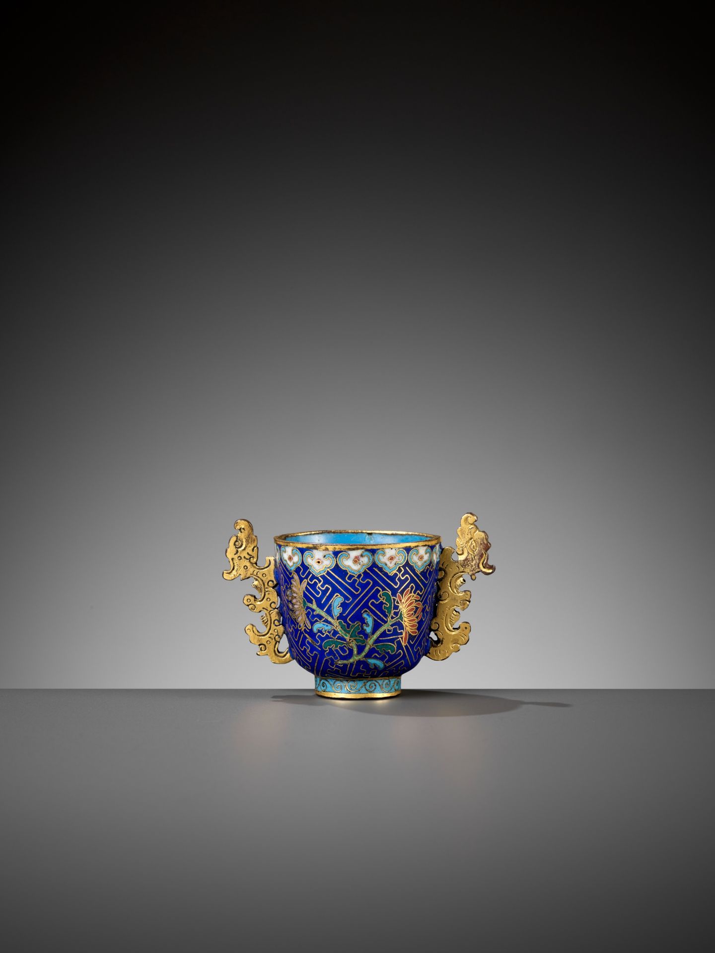 A RARE GILT-BRONZE CLOISONNE ENAMEL CUP, QING DYNASTY - Bild 5 aus 9