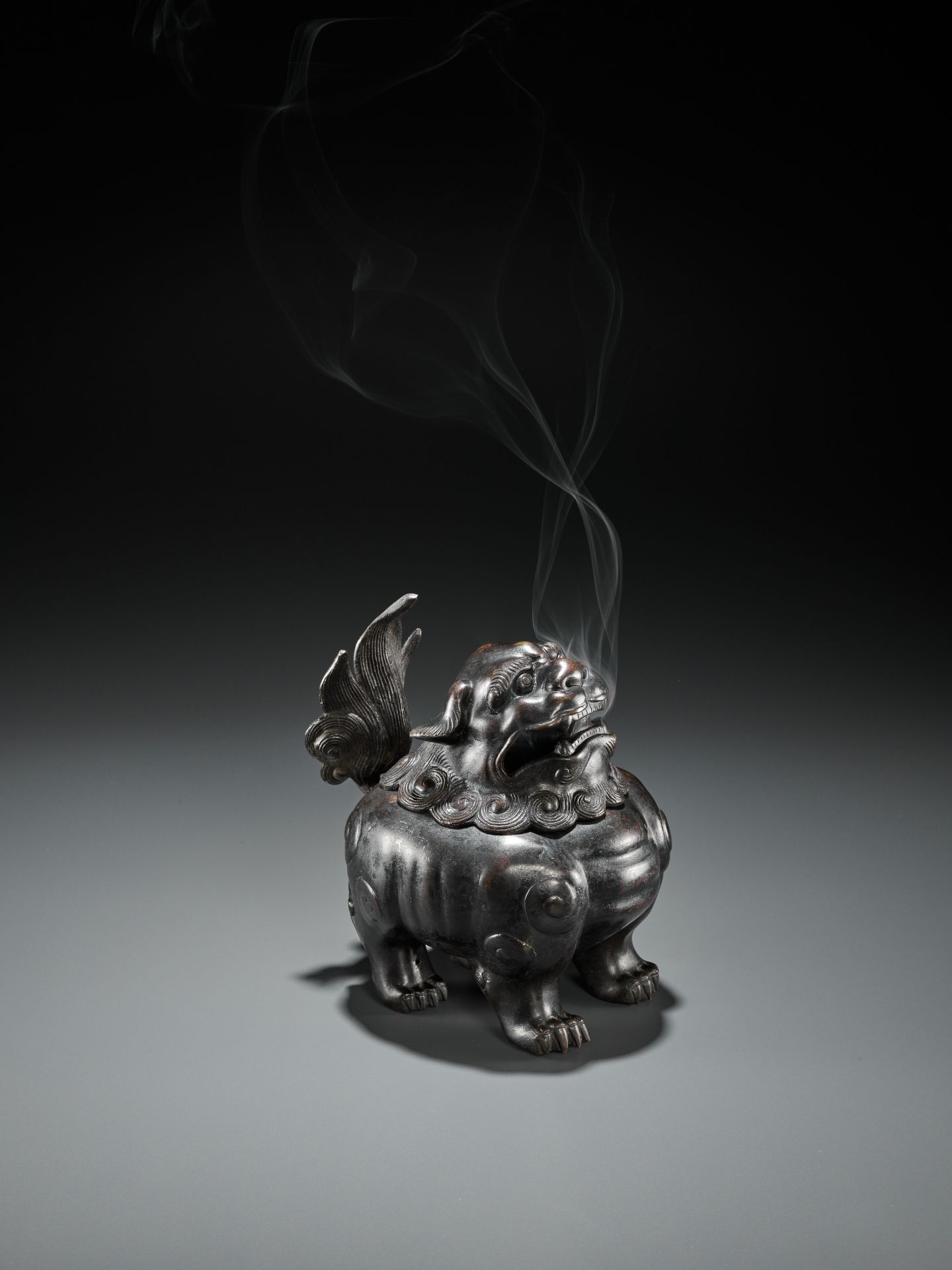 A BRONZE 'BUDDHIST LION' CENSER AND COVER, QING DYNASTY - Bild 11 aus 16