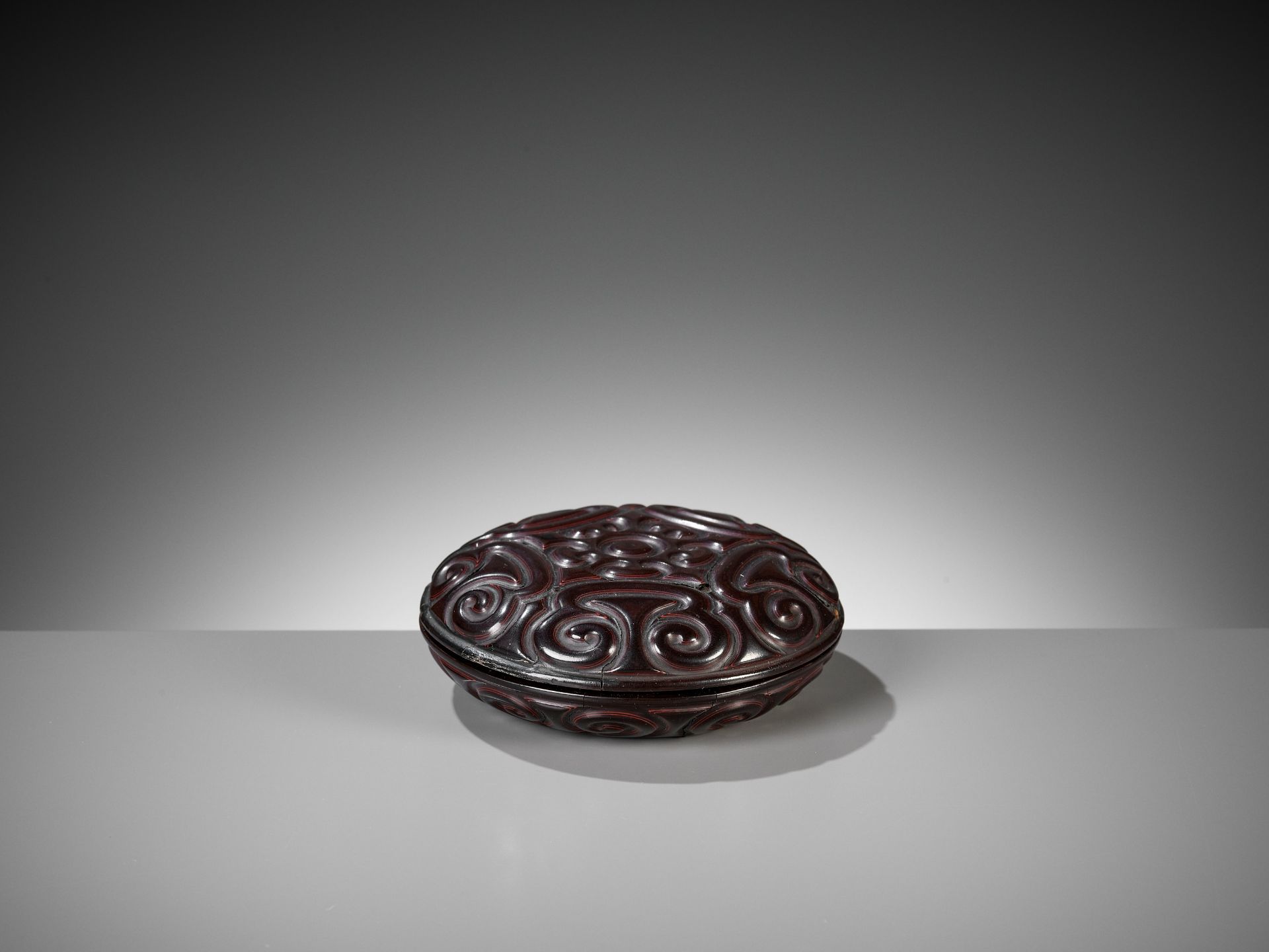 A BLACK TIXI LACQUER CIRCULAR BOX AND COVER, MING DYNASTY - Bild 6 aus 9