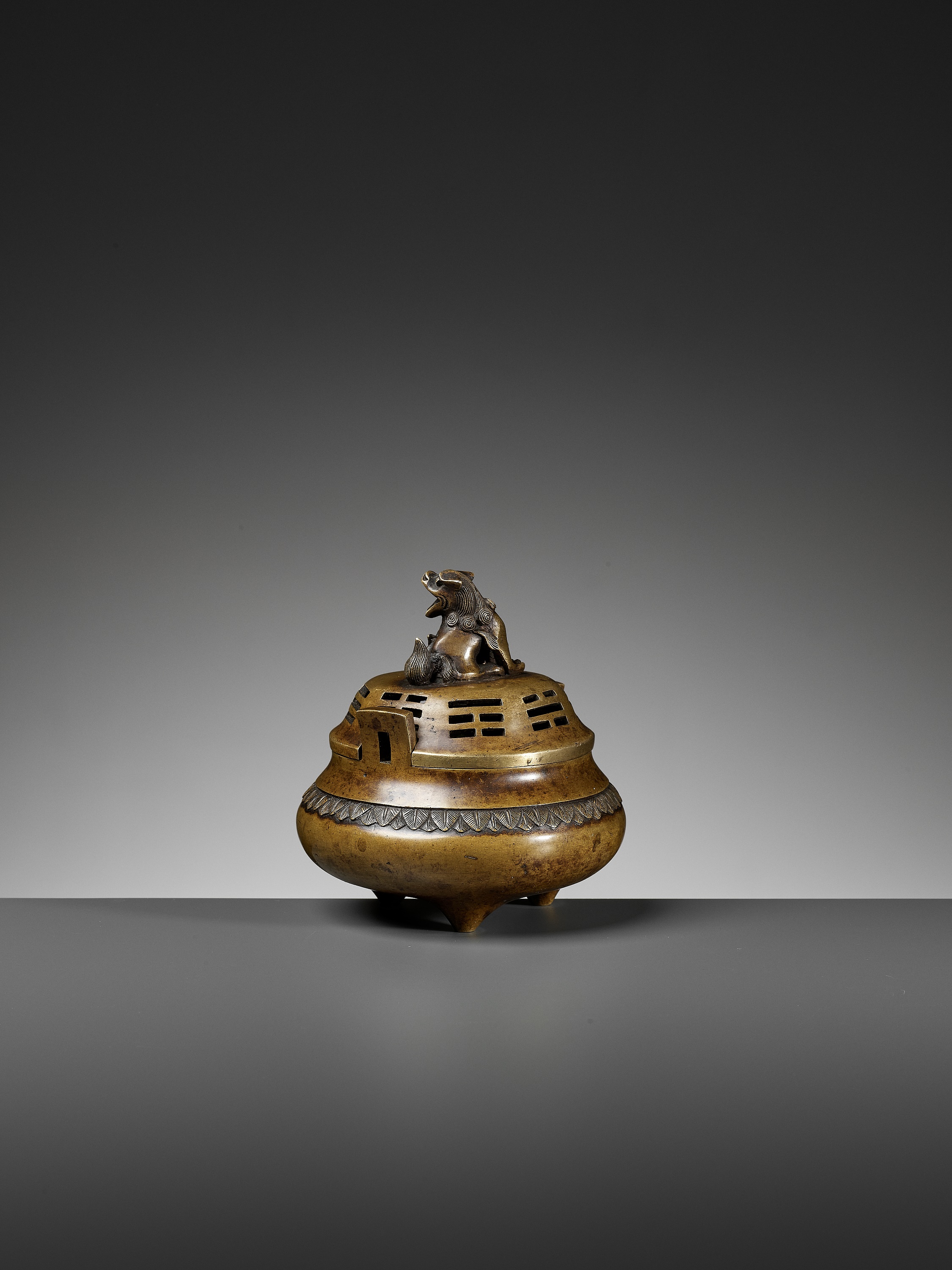 A 'BAGUA' BRONZE CENSER AND COVER, QING DYNASTY - Image 5 of 12