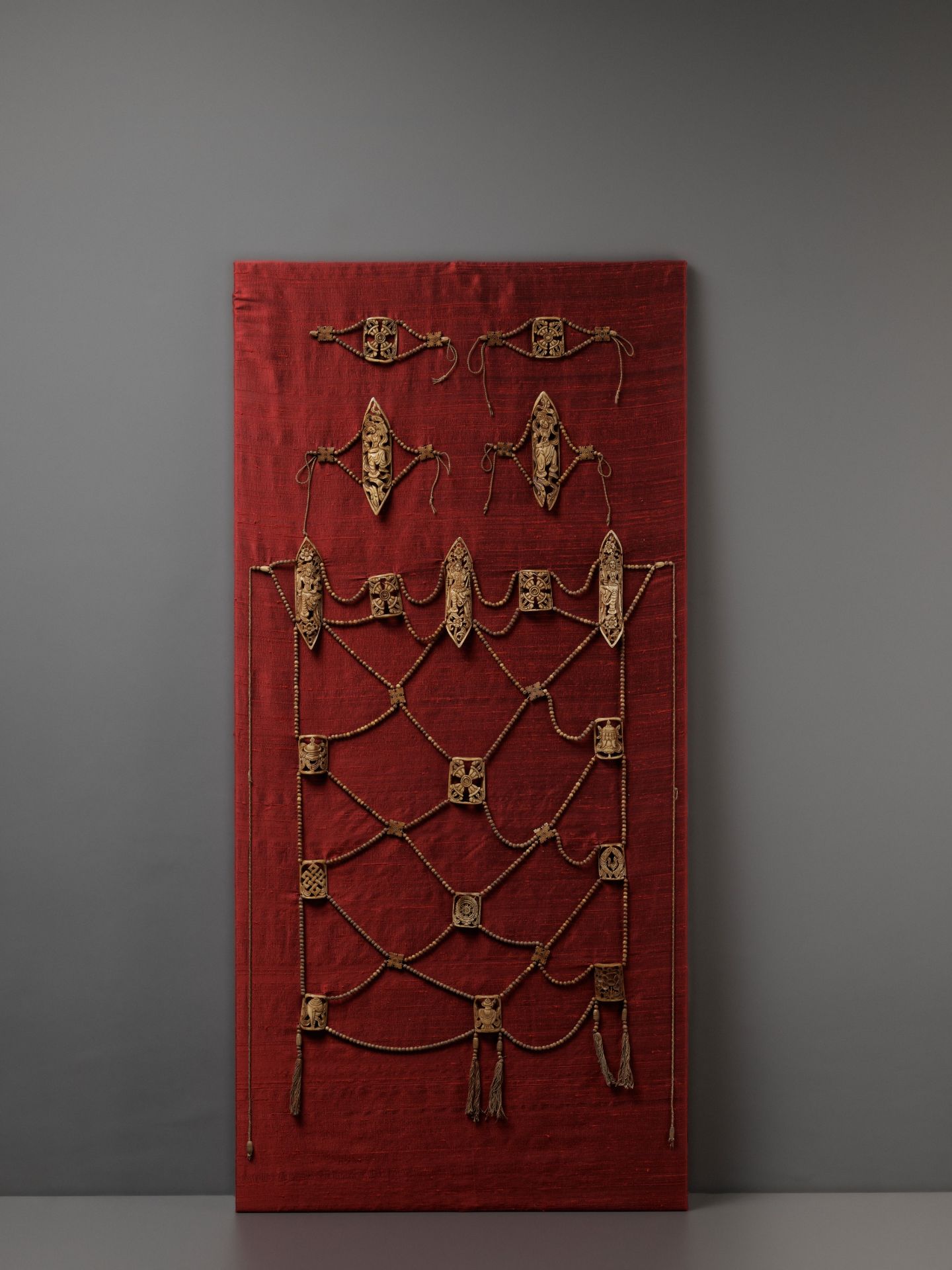 A TIBETAN RITUAL BONE APRON, 18TH-19TH CENTURY - Bild 2 aus 8