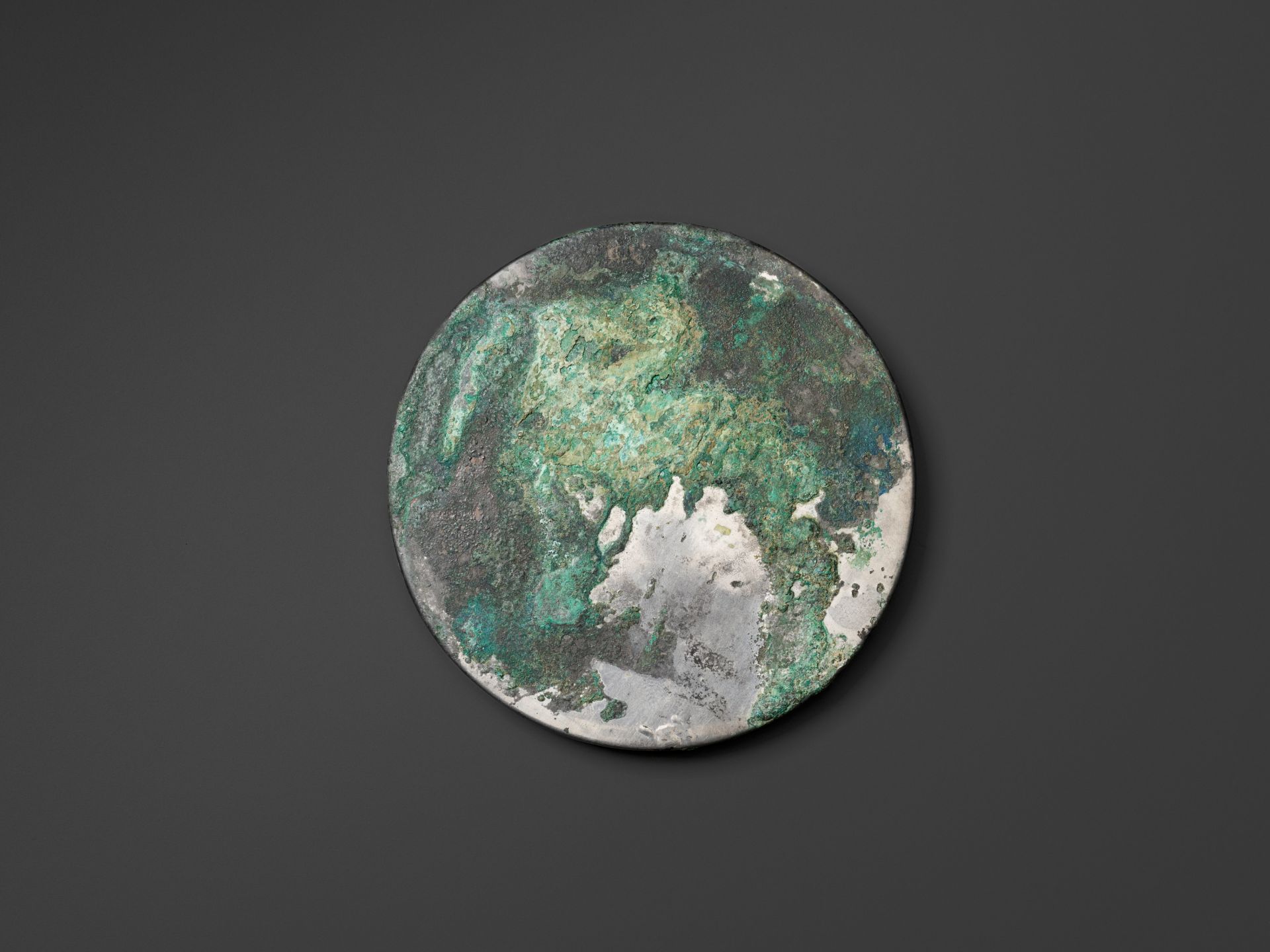 A SILVERED BRONZE 'MYTHICAL BEASTS' MIRROR, TANG DYNASTY - Bild 6 aus 7