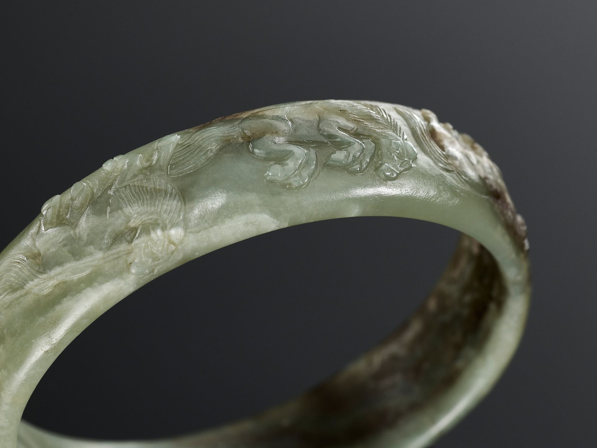 A CELADON JADE 'EIGHT HORSES OF MU WANG' BANGLE, QING DYNASTY - Bild 2 aus 10