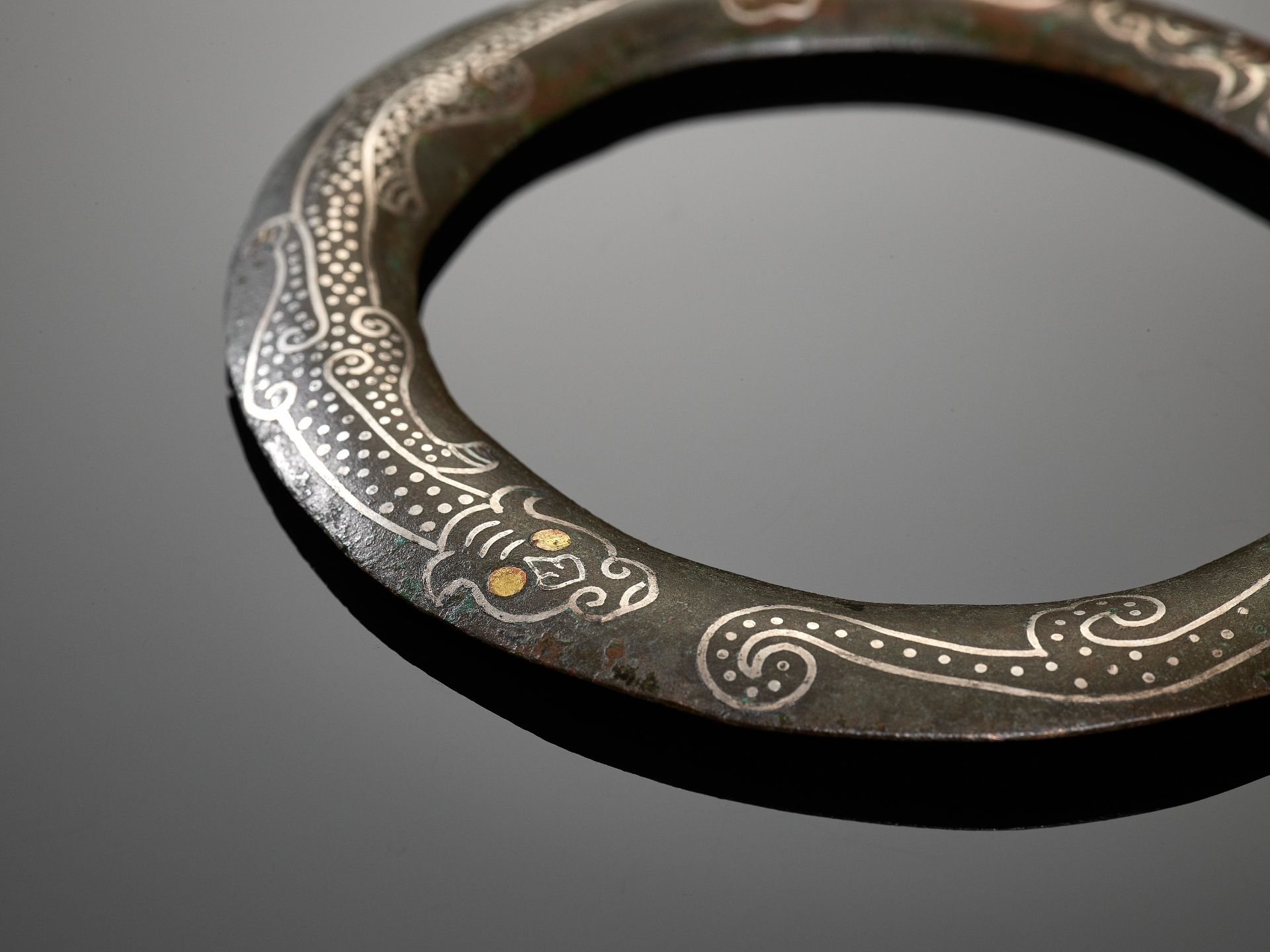 A SILVER AND GOLD INLAID BRONZE BANGLE, WARRING STATES TO WESTERN HAN - Bild 4 aus 9