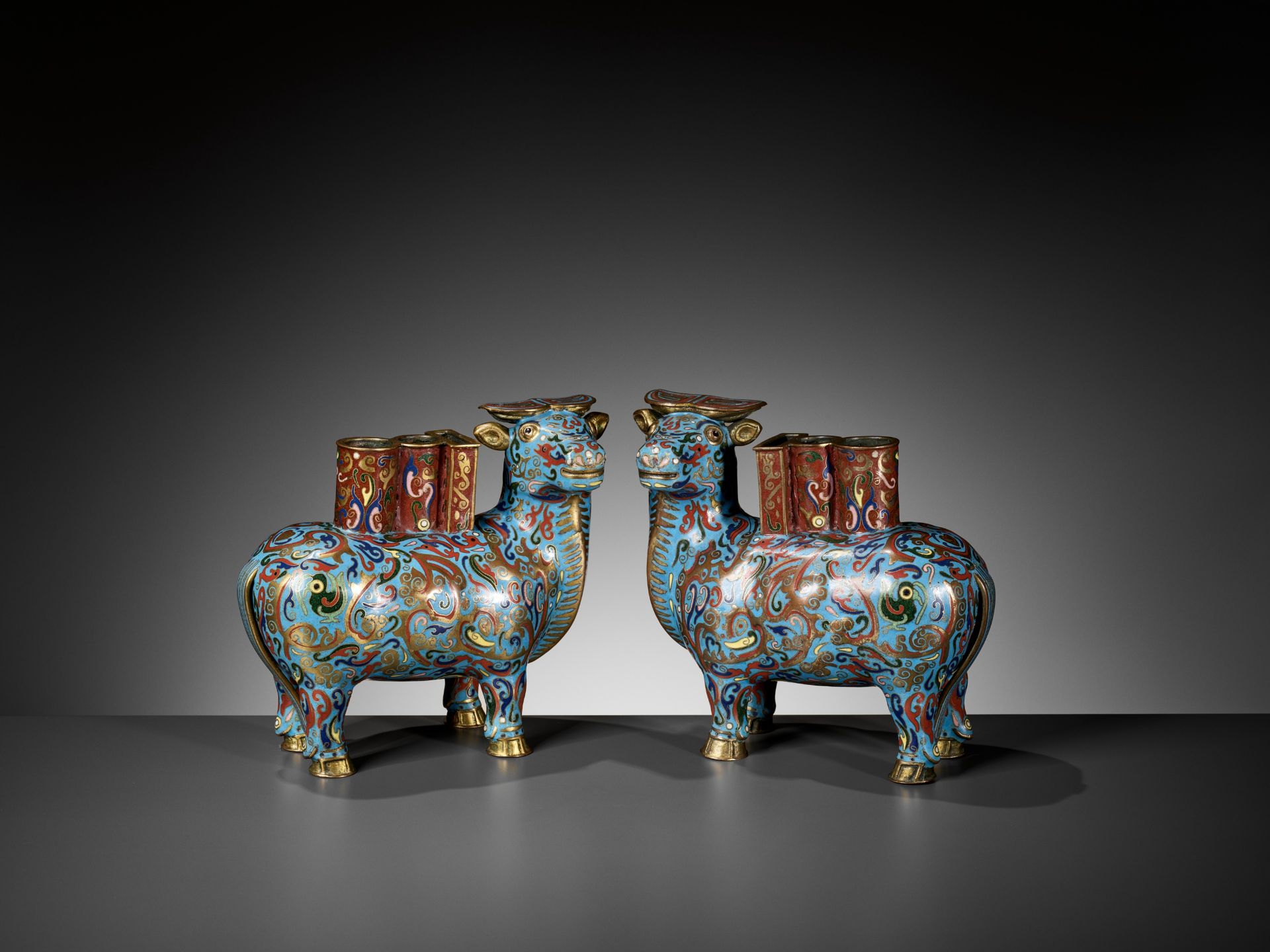 A PAIR OF CLOISONNE 'BUFFALO' JOSS STICK HOLDERS, LATE QING DYNASTY - Bild 5 aus 9