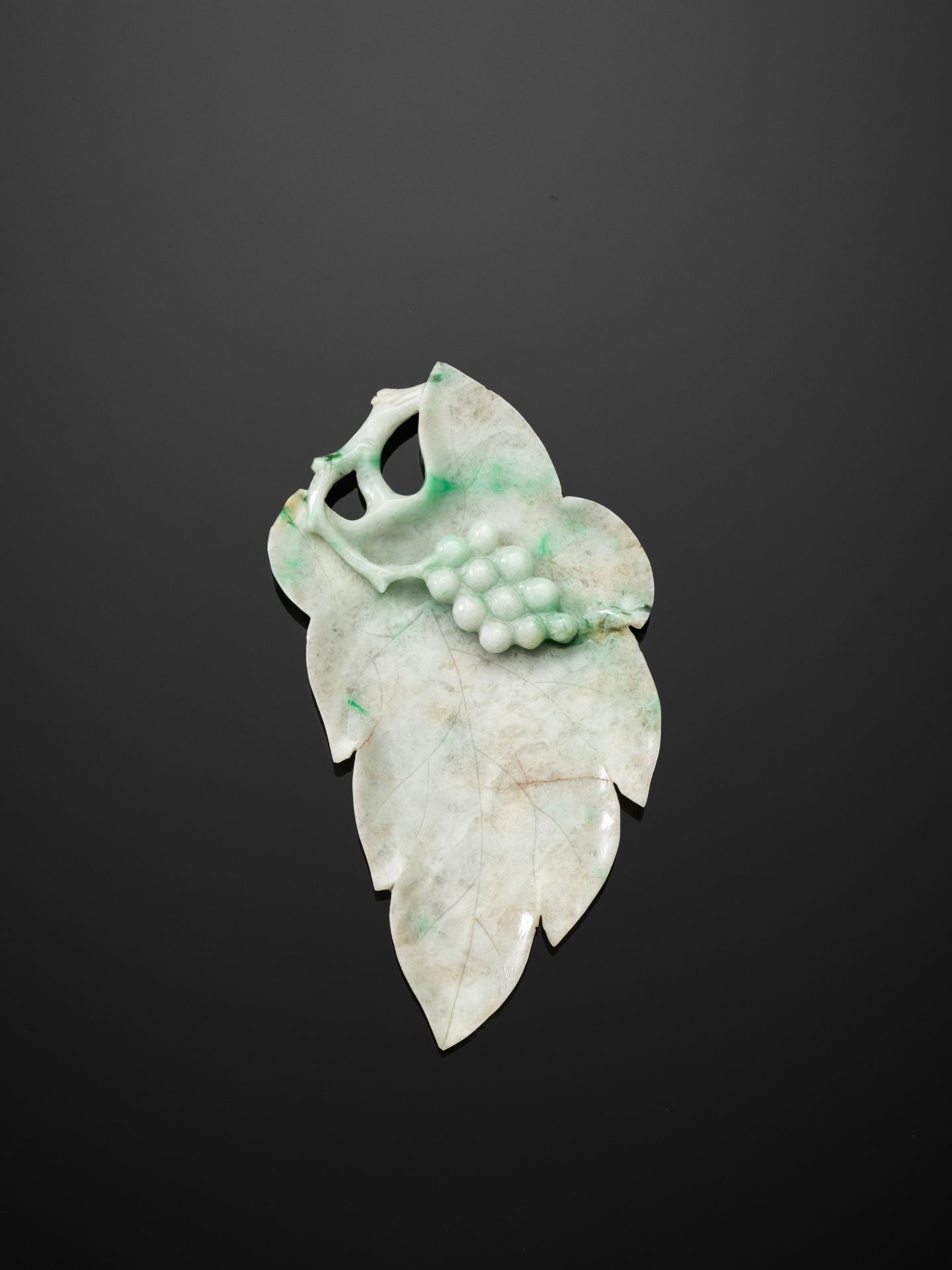 A JADEITE 'LEAF AND GRAPES' BRUSH WASHER, LATE QING TO REPUBLIC PERIOD - Bild 9 aus 10