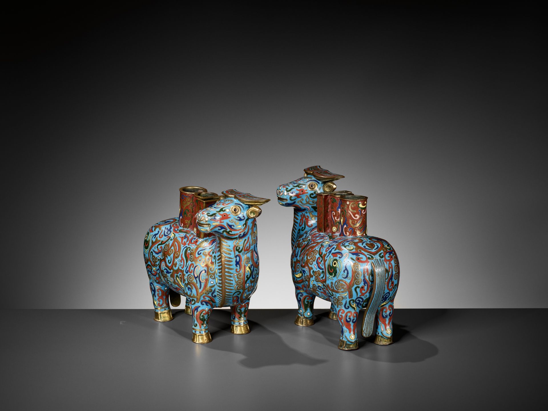 A PAIR OF CLOISONNE 'BUFFALO' JOSS STICK HOLDERS, LATE QING DYNASTY - Bild 6 aus 9