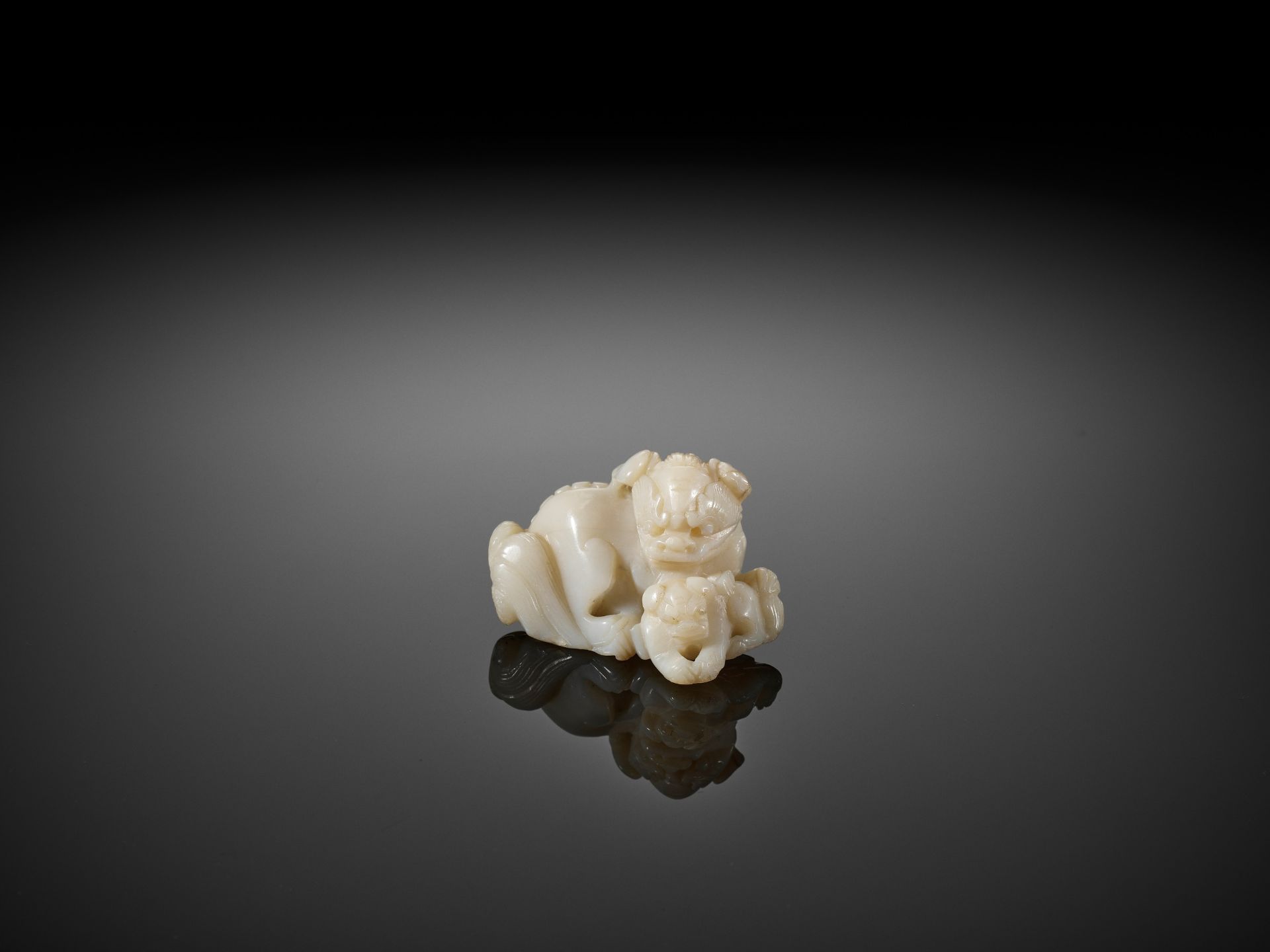 A SERPENTINITE 'BUDDHIST LION AND CUB' GROUP, QING DYNASTY - Bild 11 aus 13