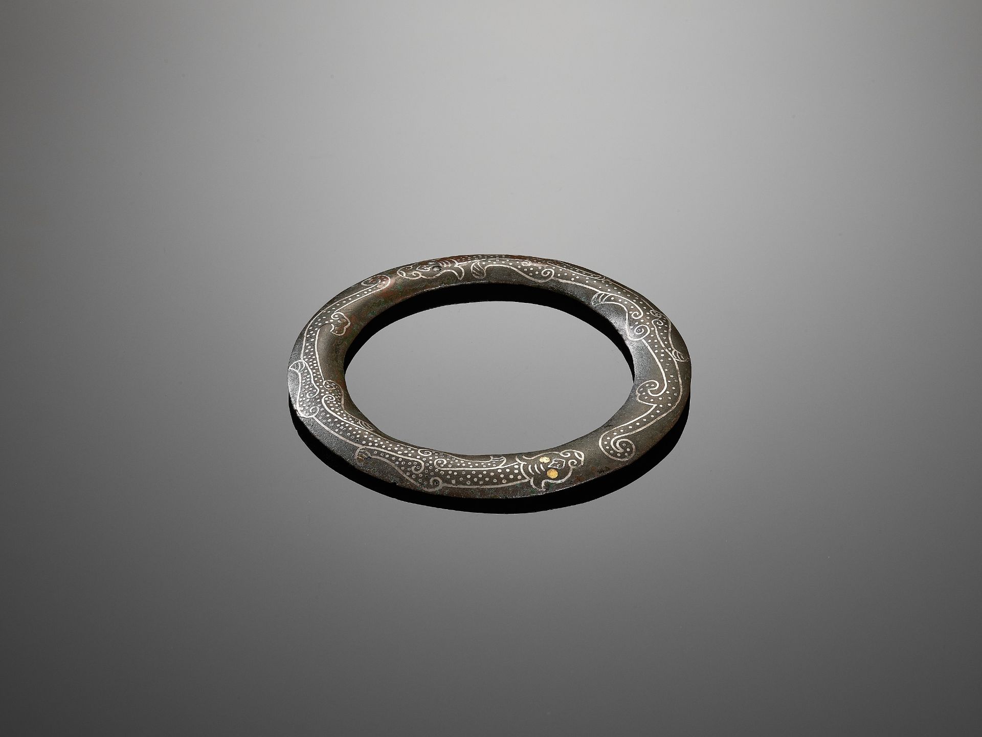 A SILVER AND GOLD INLAID BRONZE BANGLE, WARRING STATES TO WESTERN HAN - Bild 2 aus 9