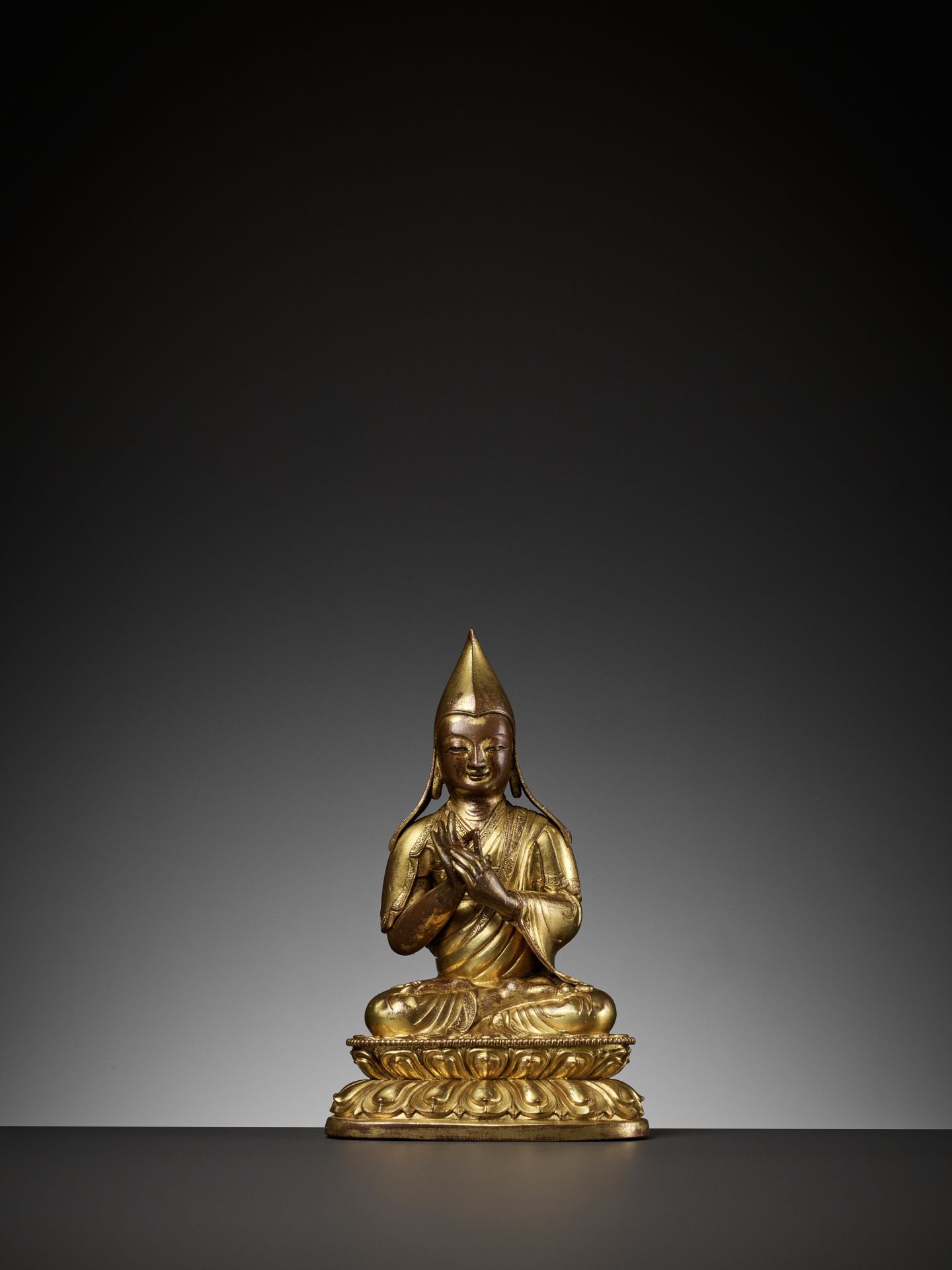 A GILT-COPPER REPOUSSE FIGURE OF A LAMA, 18TH CENTURY - Bild 2 aus 10