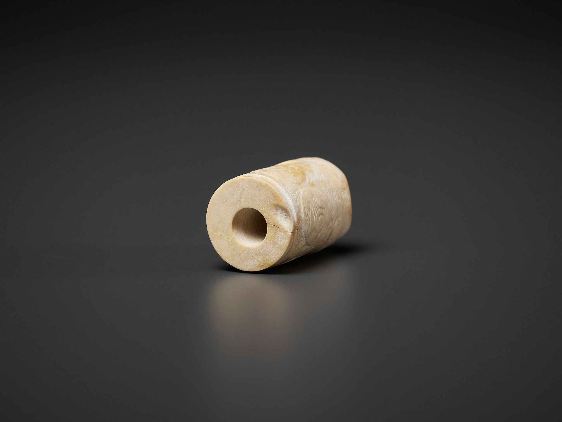 A CARVED CYLINDRICAL JADE BEAD, LIANGZHU CULTURE - Bild 8 aus 9