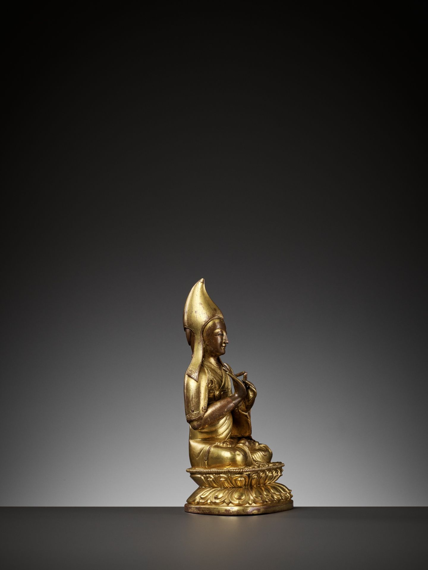 A GILT-COPPER REPOUSSE FIGURE OF A LAMA, 18TH CENTURY - Bild 8 aus 10
