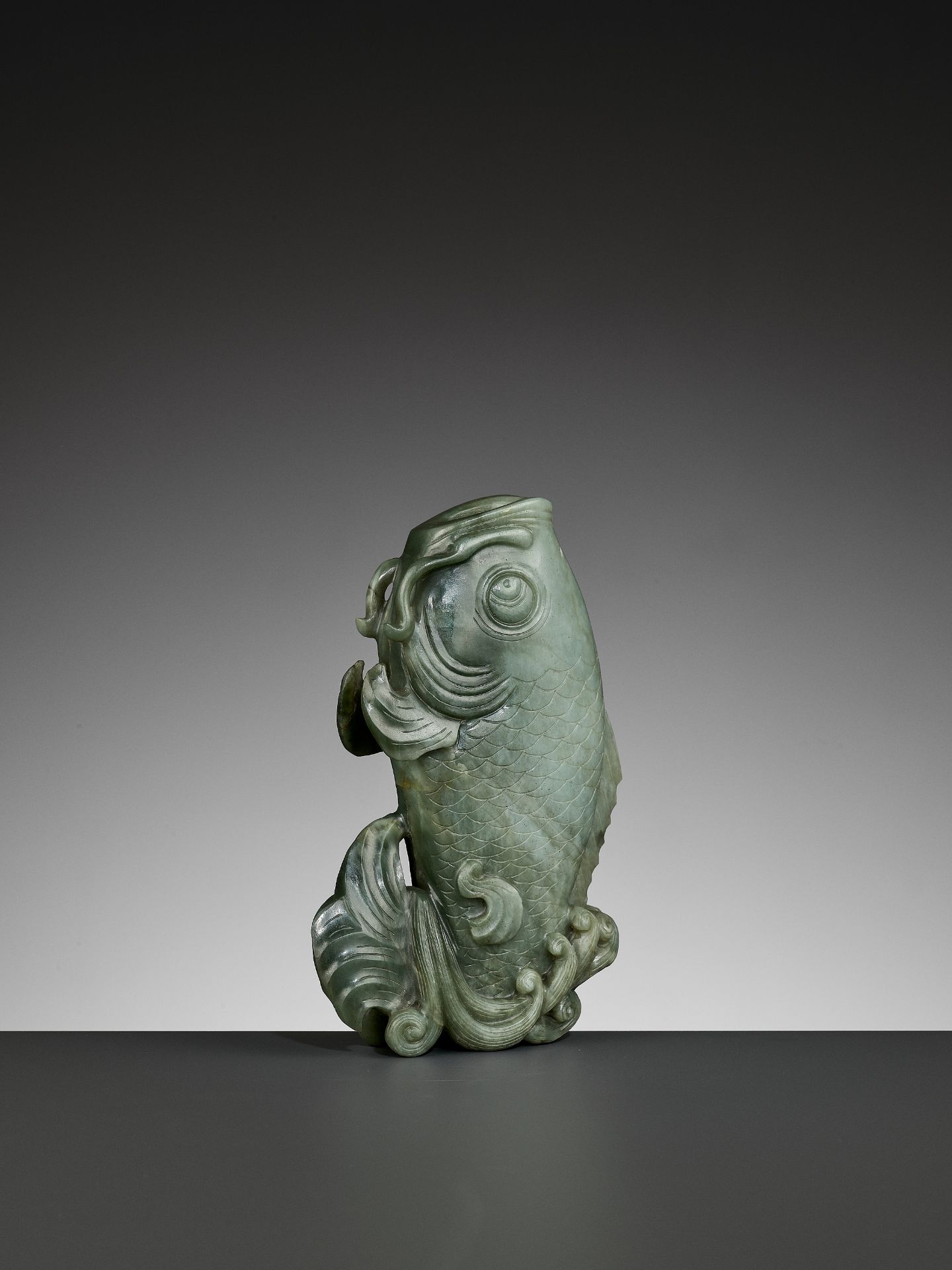 A GREEN JADE 'CARP' VASE, QING DYNASTY - Bild 5 aus 11