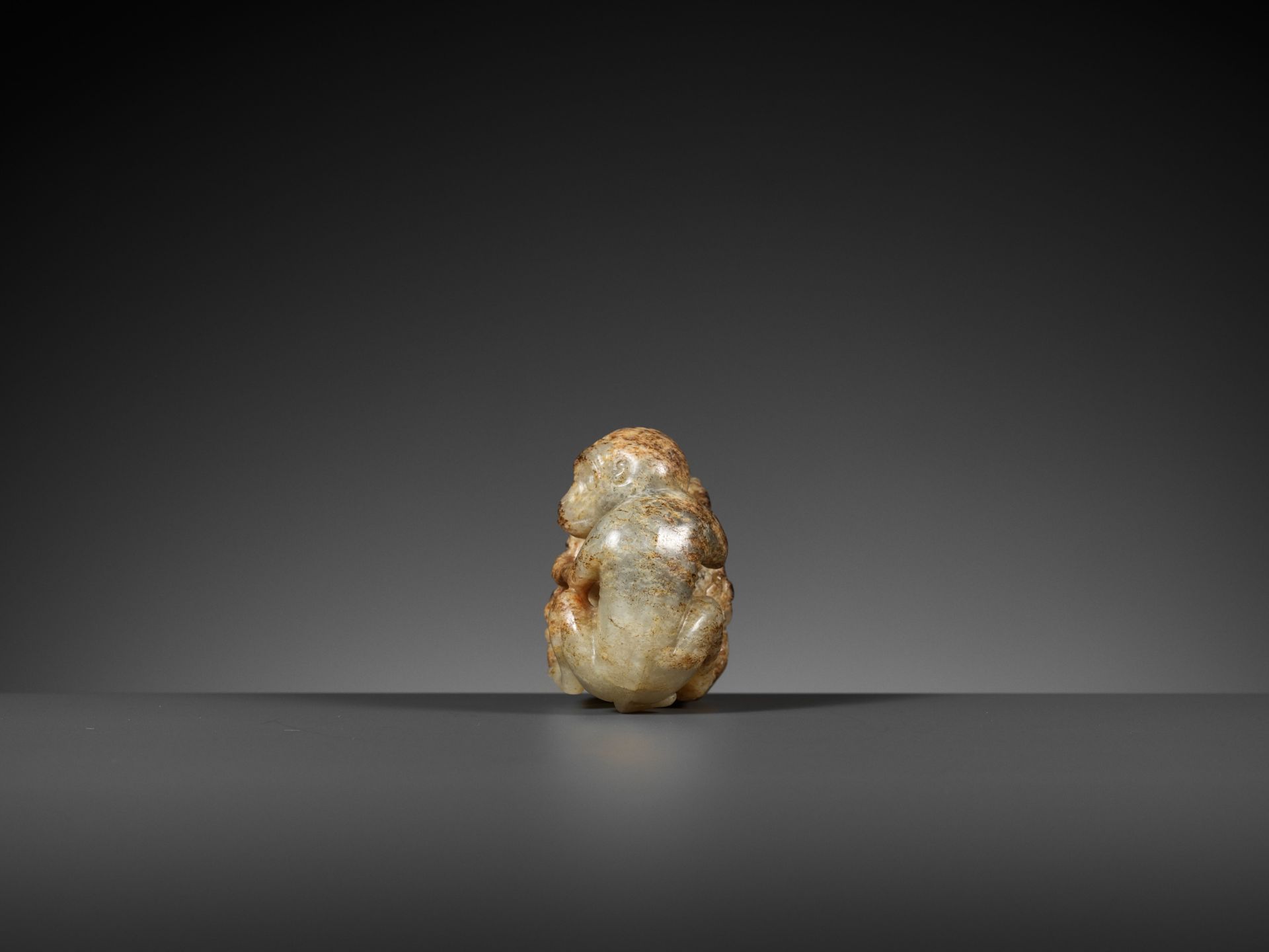 A MOTTLED PALE CELADON JADE 'MONKEY AND PEACH' FIGURE, 17TH - 18TH CENTURY - Bild 6 aus 10