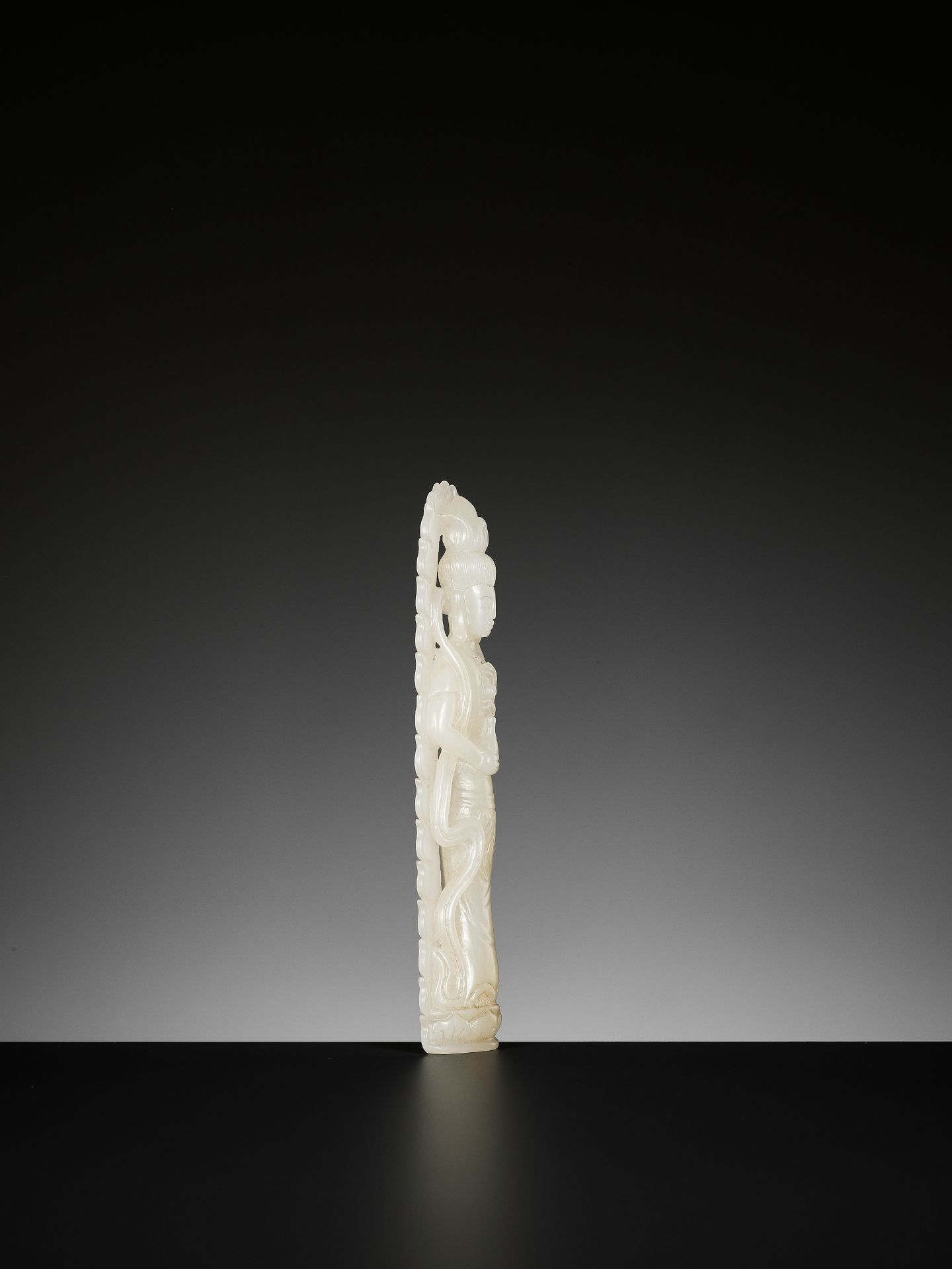 A WHITE JADE FIGURE OF GUANYIN, LATE QING TO REPUBLIC - Bild 7 aus 9