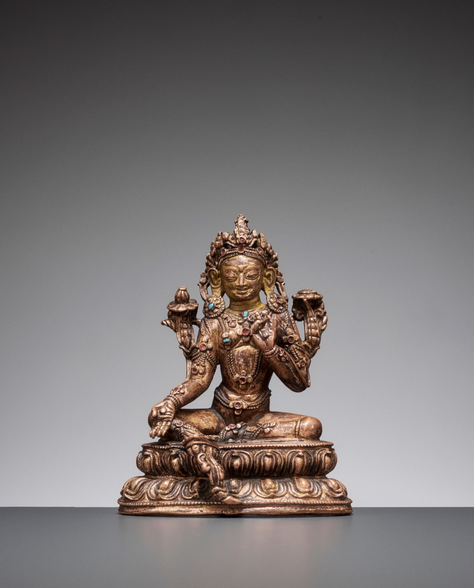 A GILT BRONZE FIGURE OF GREEN TARA, 15TH-16TH CENTURY - Bild 2 aus 10